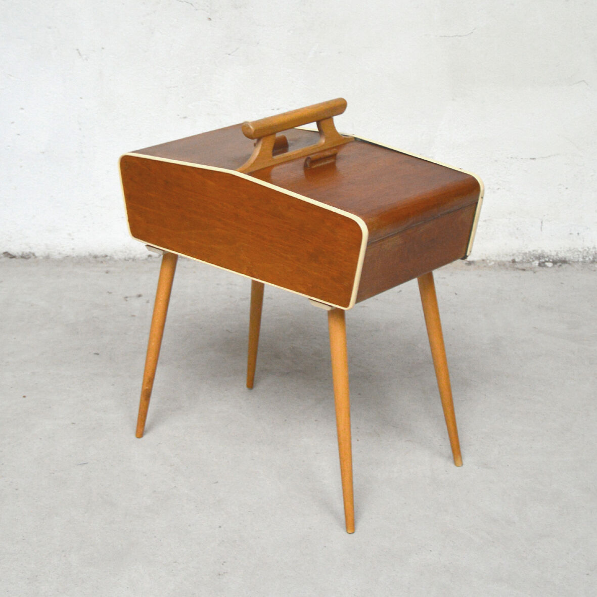 Compass foot sewing basket, 1960