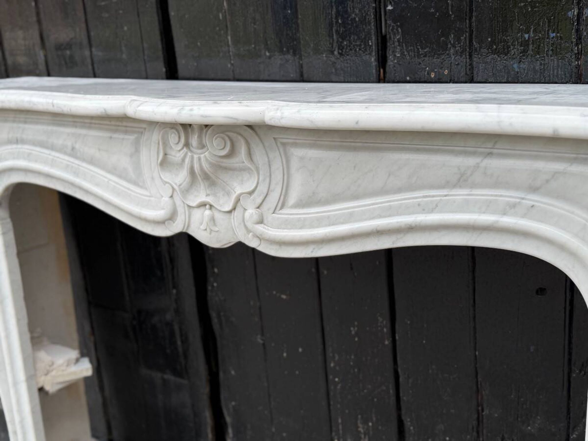 Cheminée de style Louis XV en marbre de Carrare vers 1980