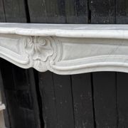 Cheminée de style Louis XV en marbre de Carrare vers 1980