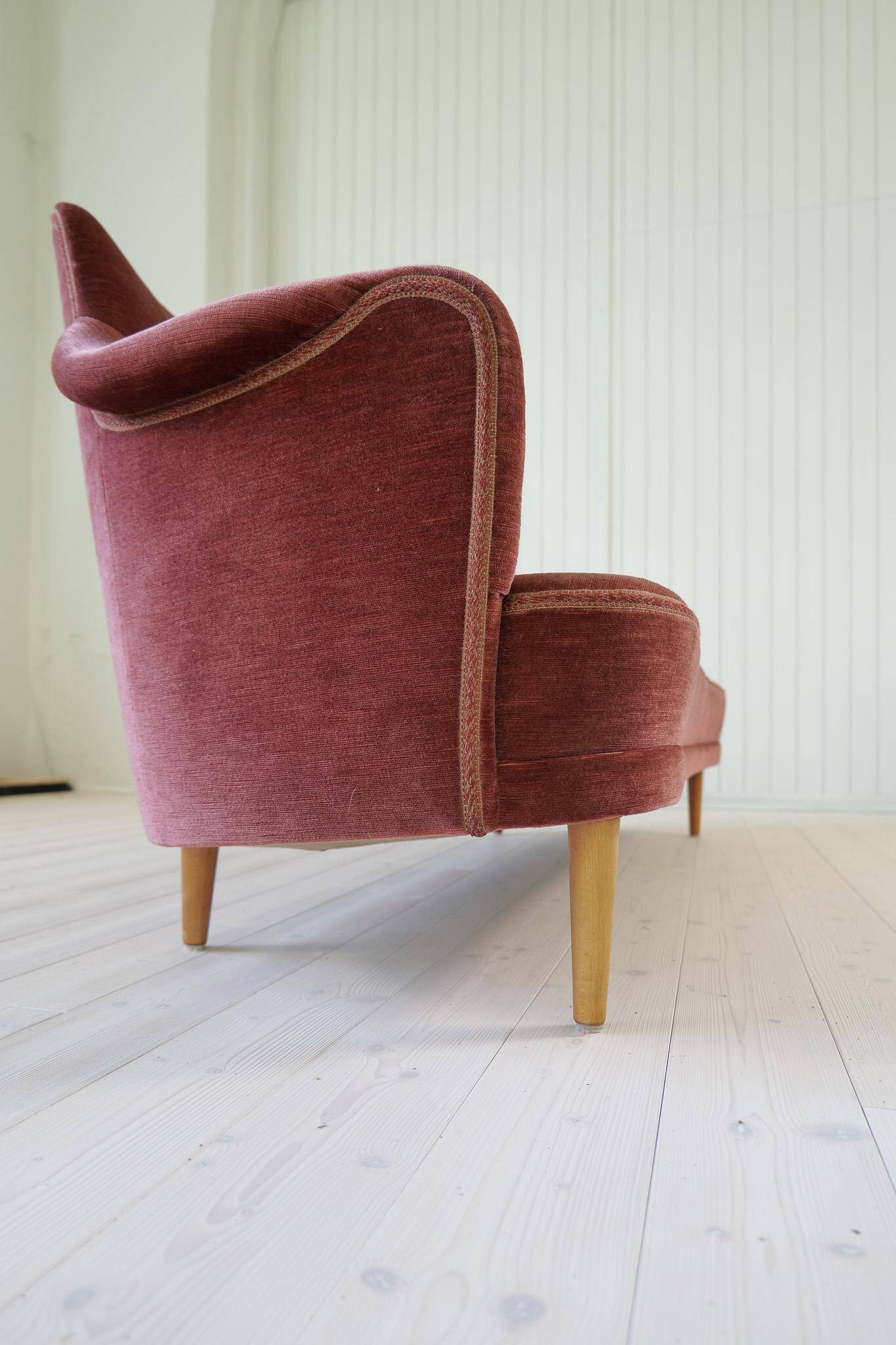 "Samsas" canapé in rare velvet by Carl Malmsten from the mid-century, Sweden, 1960s.