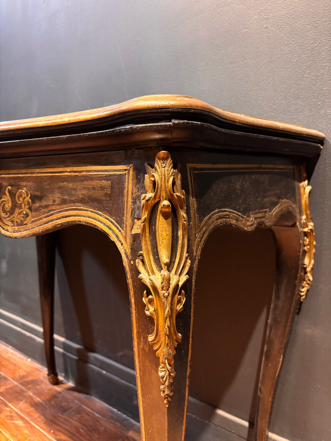 Antique wooden and brass game table – Timeless elegance