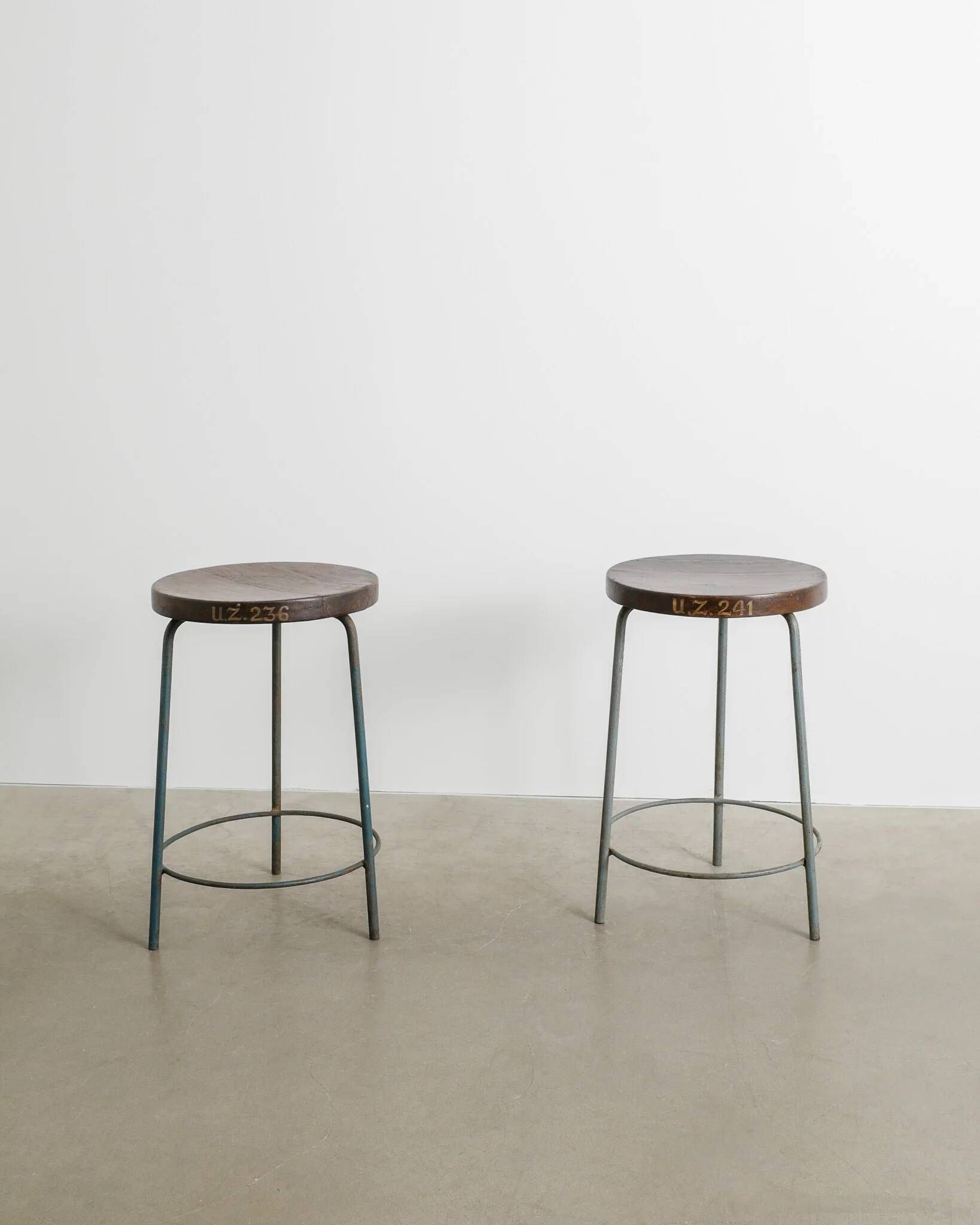 Paire de tabourets de bar hauts Pierre Jeanneret, années 1950