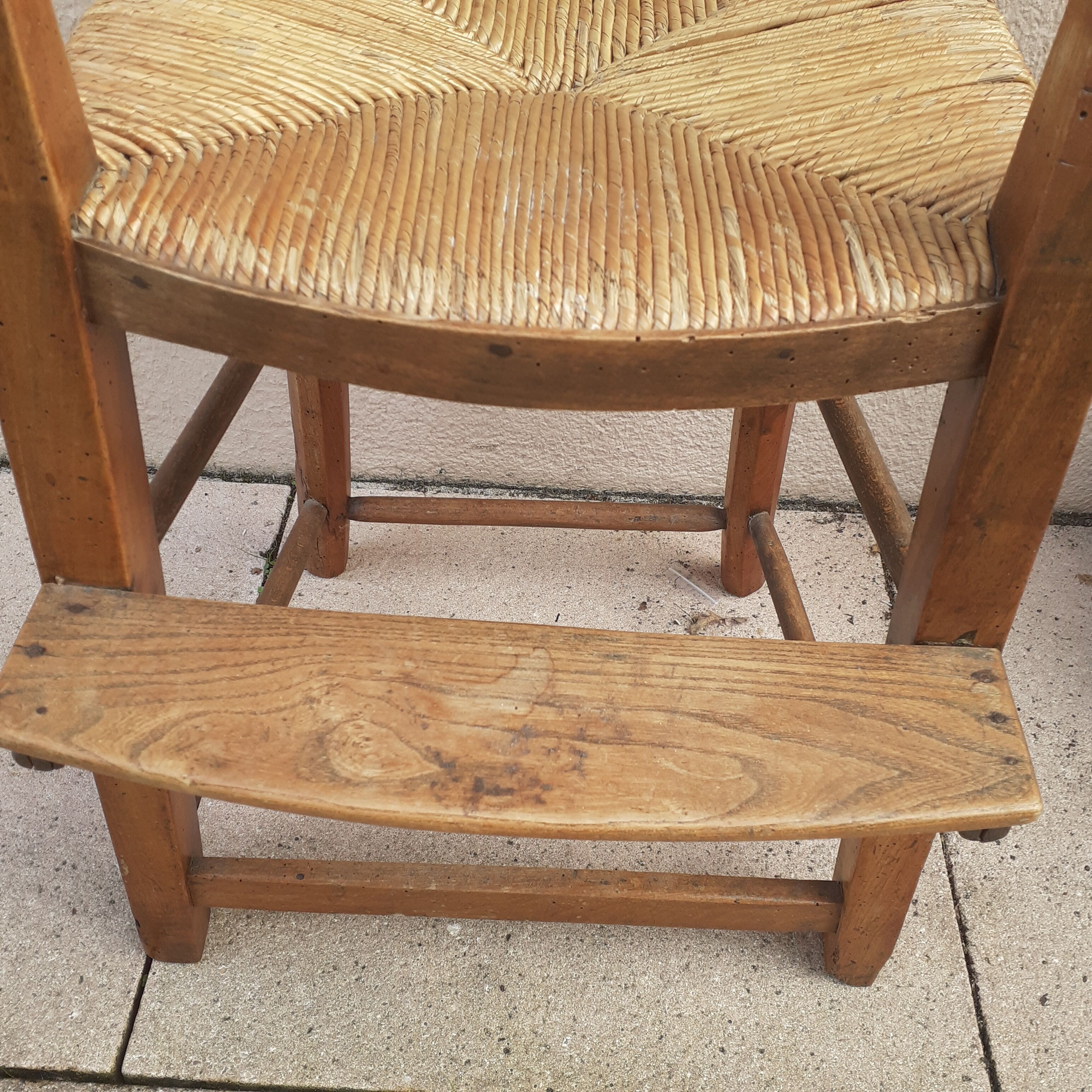 Fauteuil haut ancien d' enfant. En merisier et paillèe.