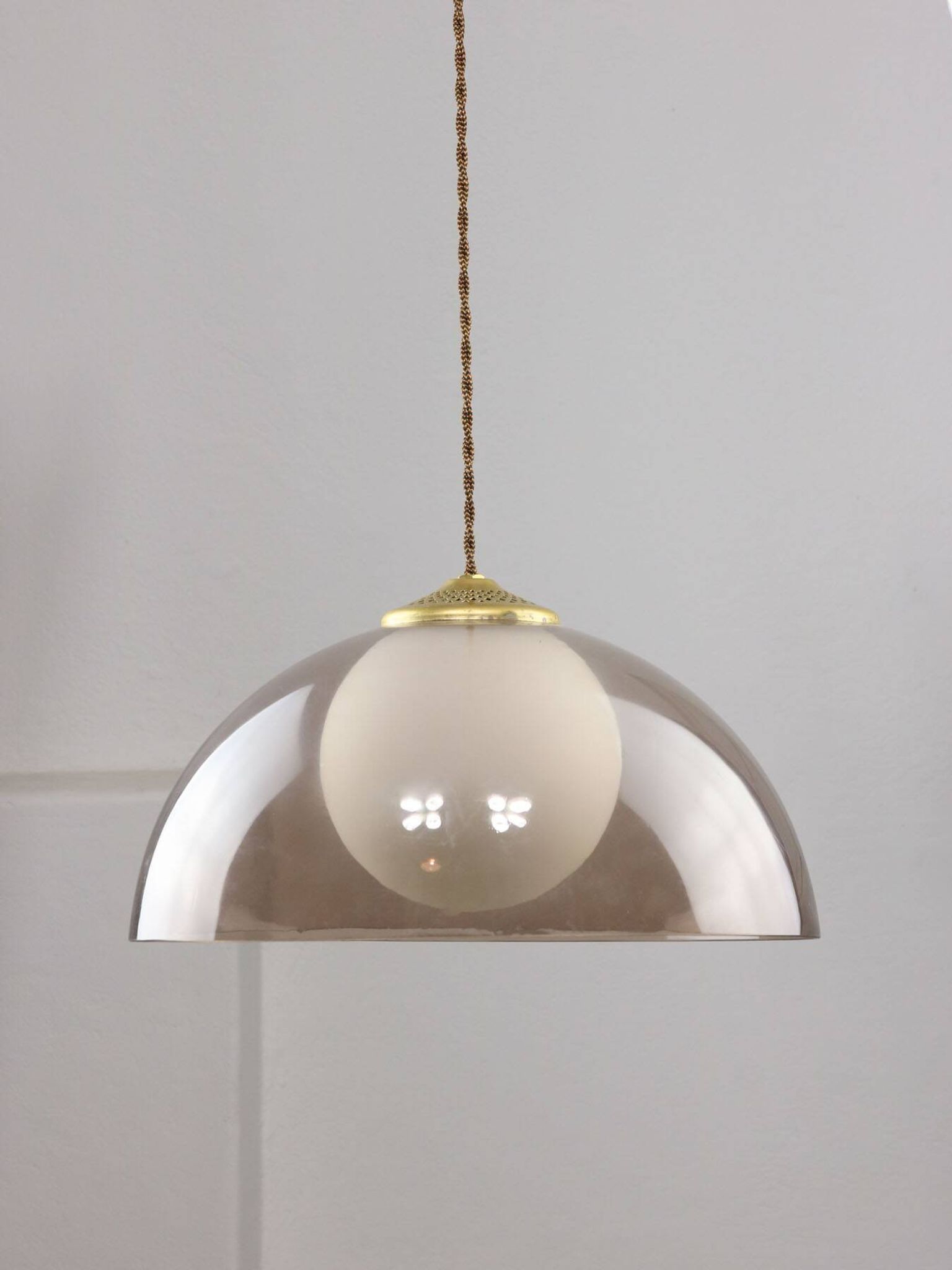 Lampe à suspension italienne en laiton, opaline et plexiglas de l'ère spatiale