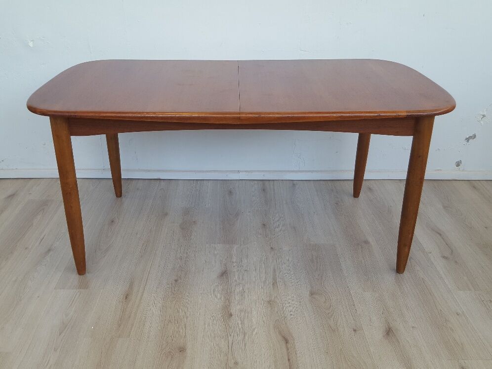 Extendable teak table