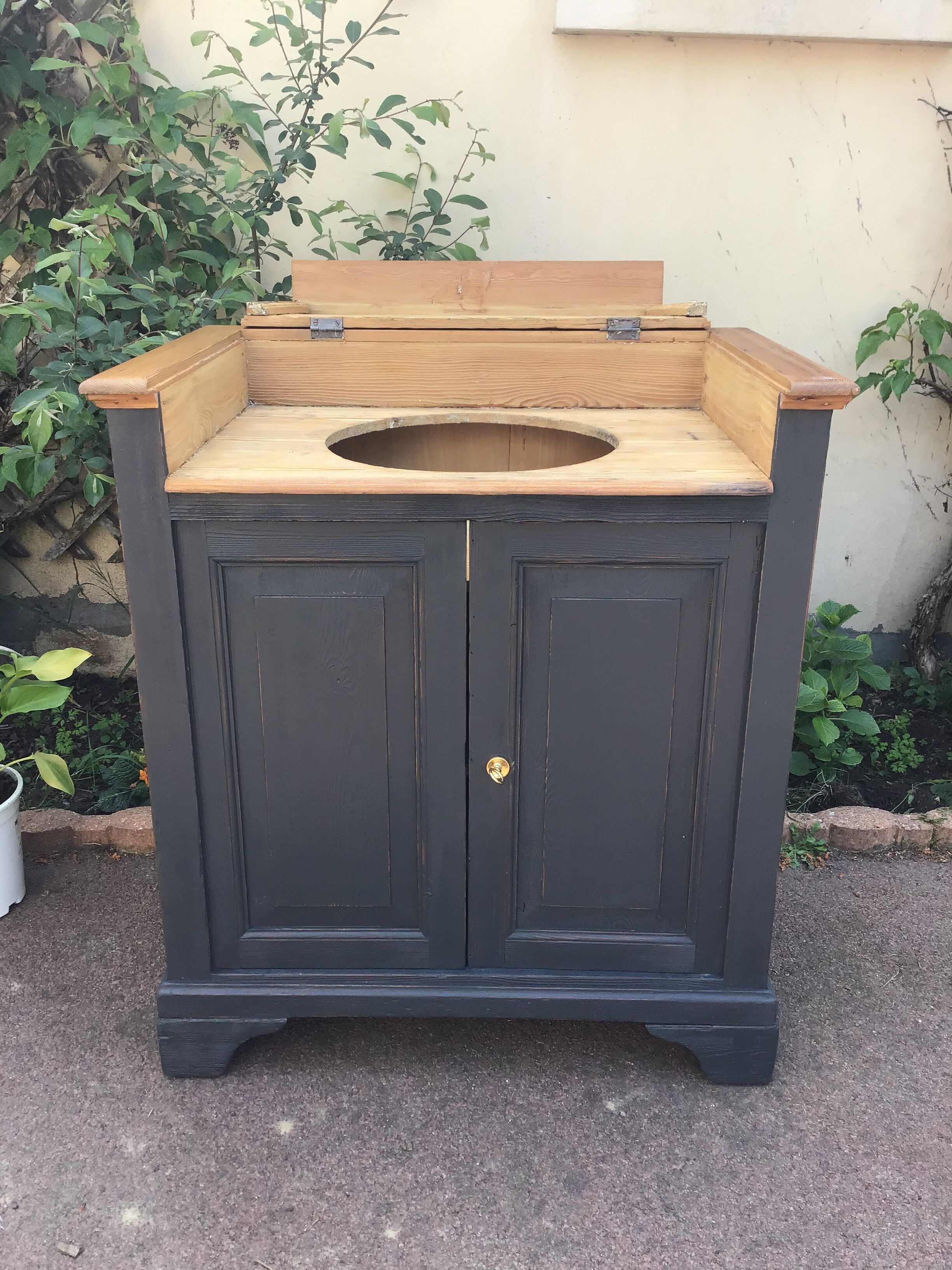 Toilet furniture