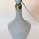 Lampe de table en verre opalin années 1950