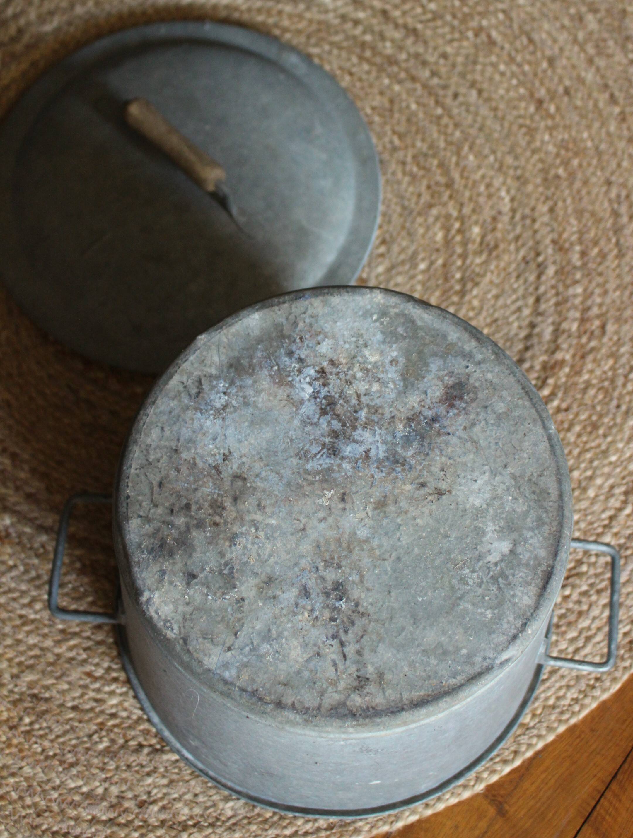 Medium round zinc basin with garden lid