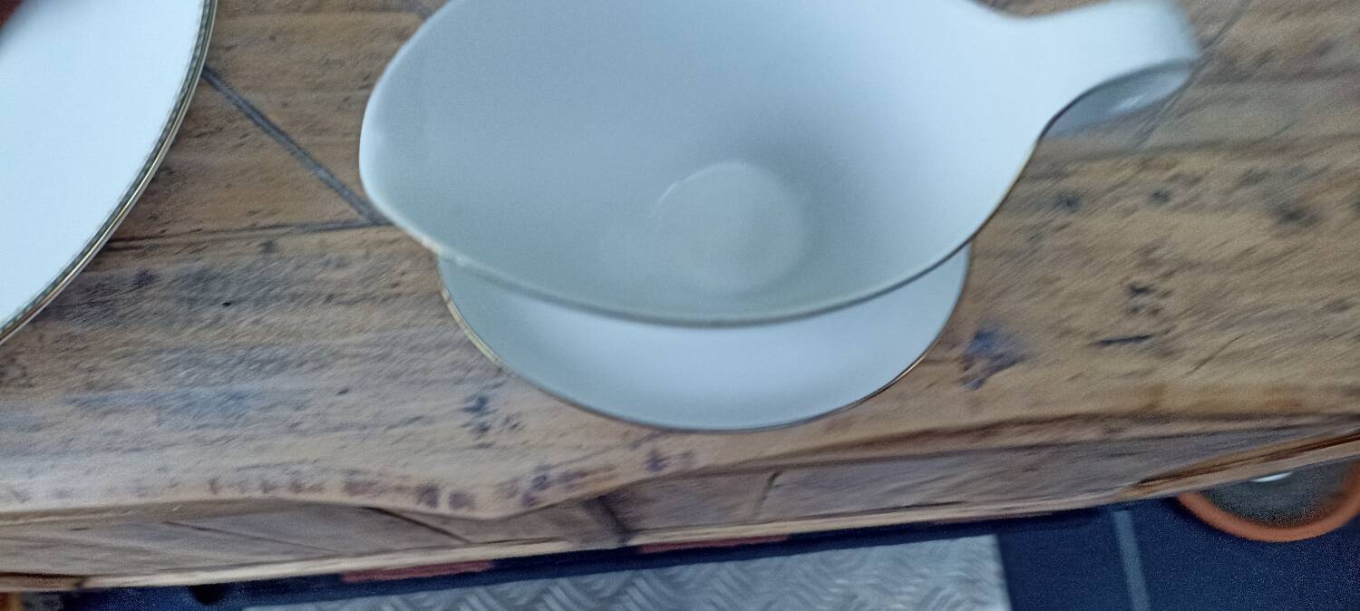 Sauce boat and 2 dishes