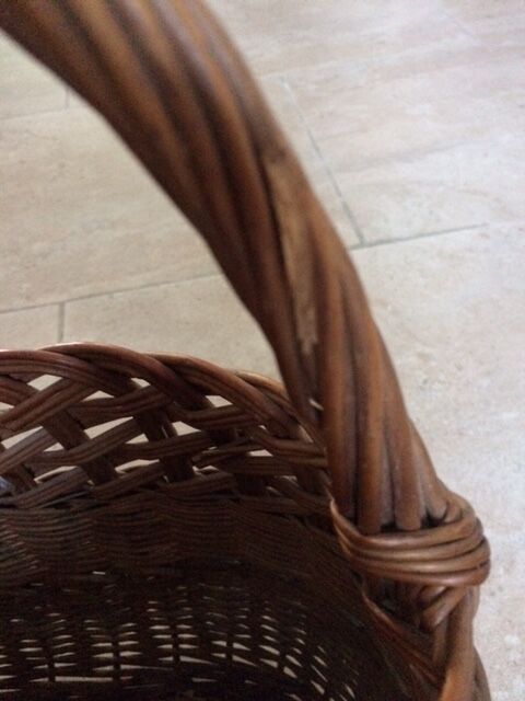 Panier ancien en osier tressé
