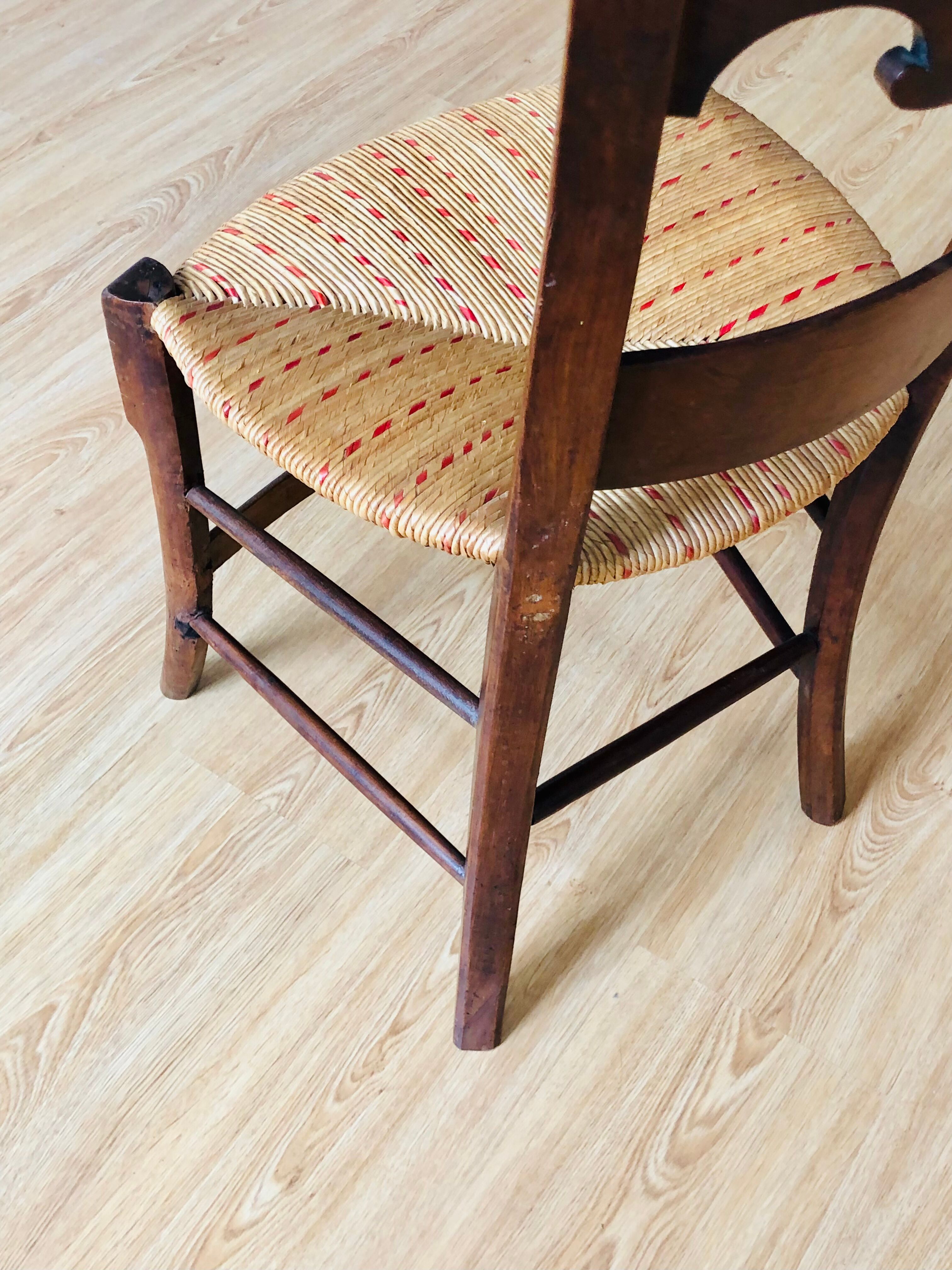 Chaise ancienne en bois et assise paillée