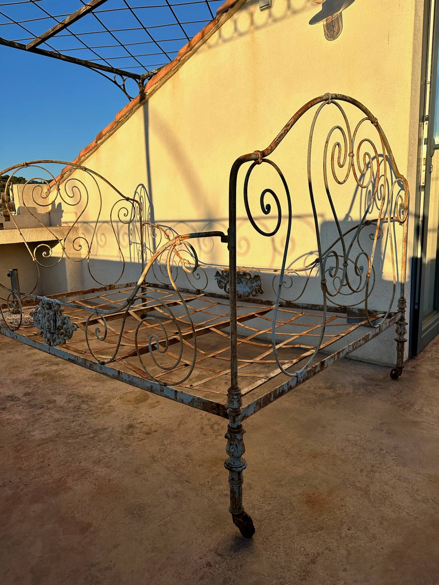 Lit ancien en fer forgé – patine d’origine – début XXe siècle