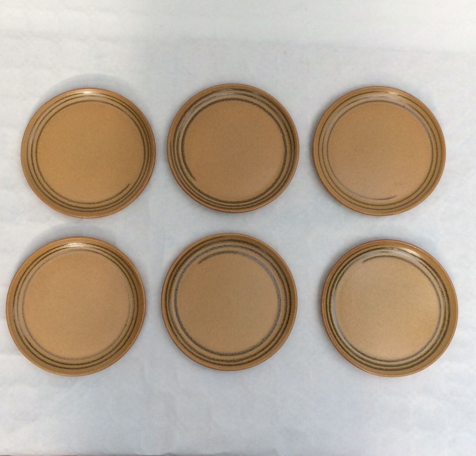 Set of six flat plates in Sarreguemines stoneware Atelier d'art dimension: diameter -24cm- H-3cm-