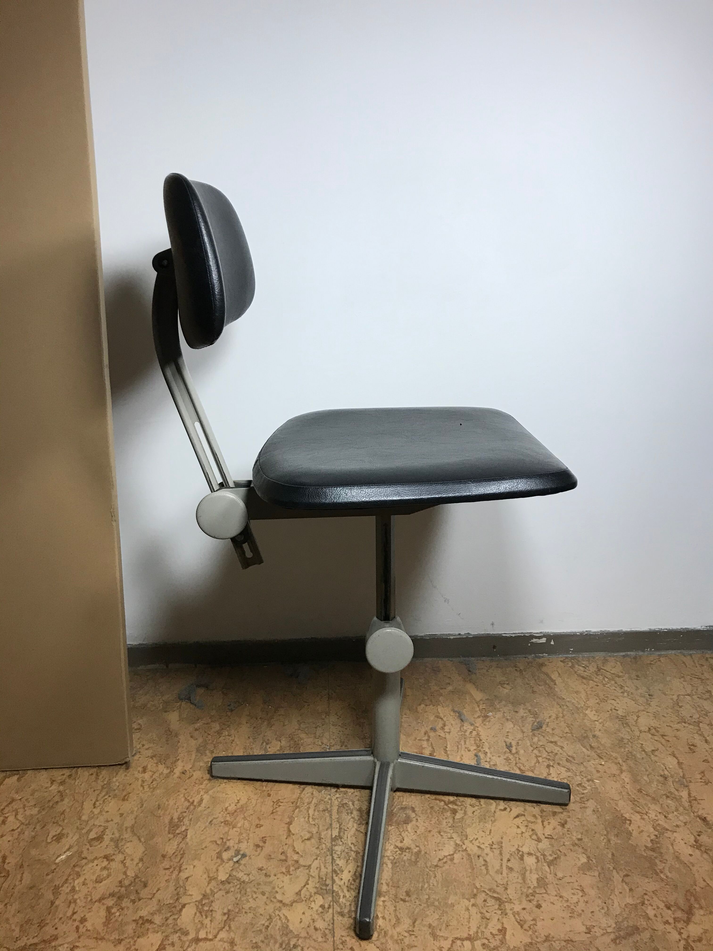 Friso Kramer industrial workshop chair for Ahrend de Cirkel, 1960