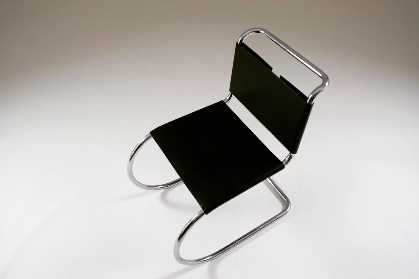 MR chair in leather by Ludwig mies Van der Rohe