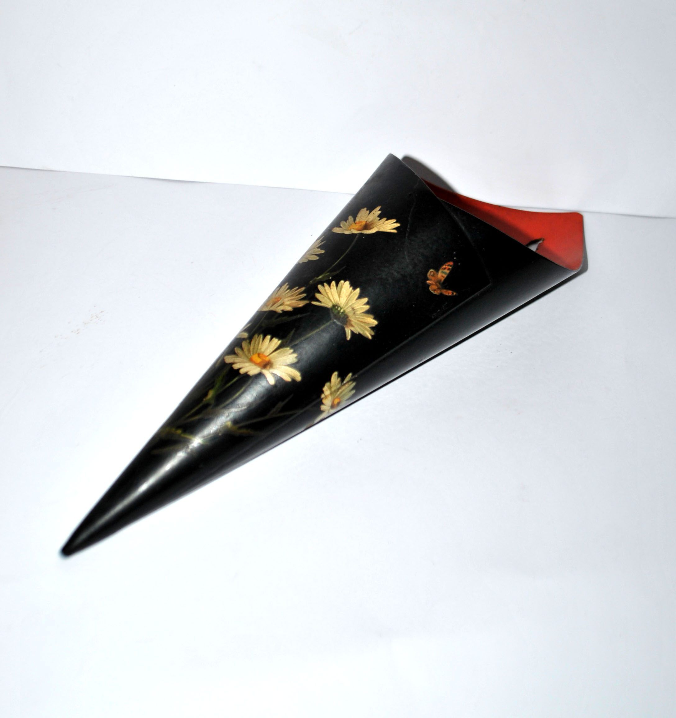 Cornet vase in "Chinese lacquer" floral Napoleon III black and red