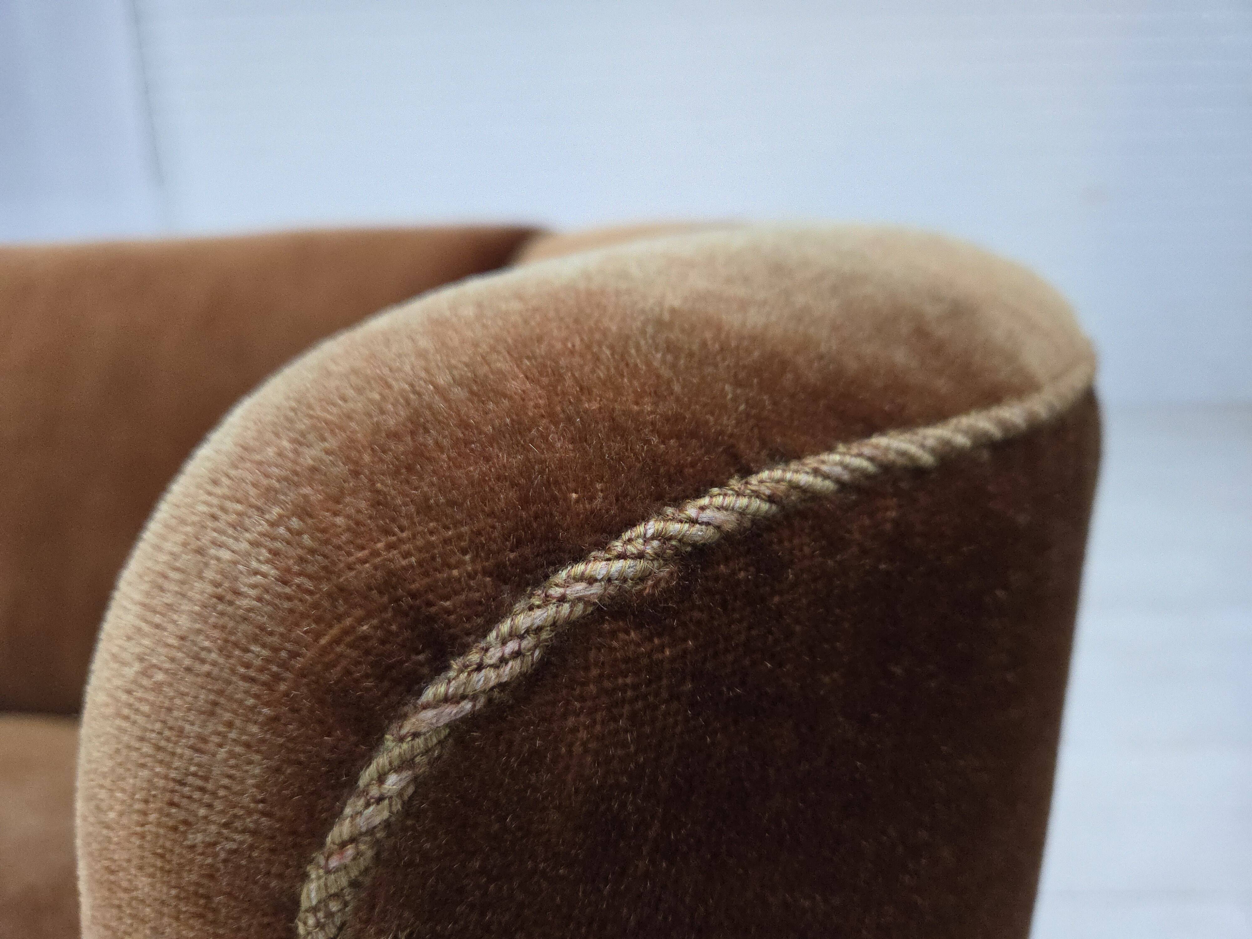 Canapé courbé danois 2 places des années 1960, en velours d'ameublement marron.