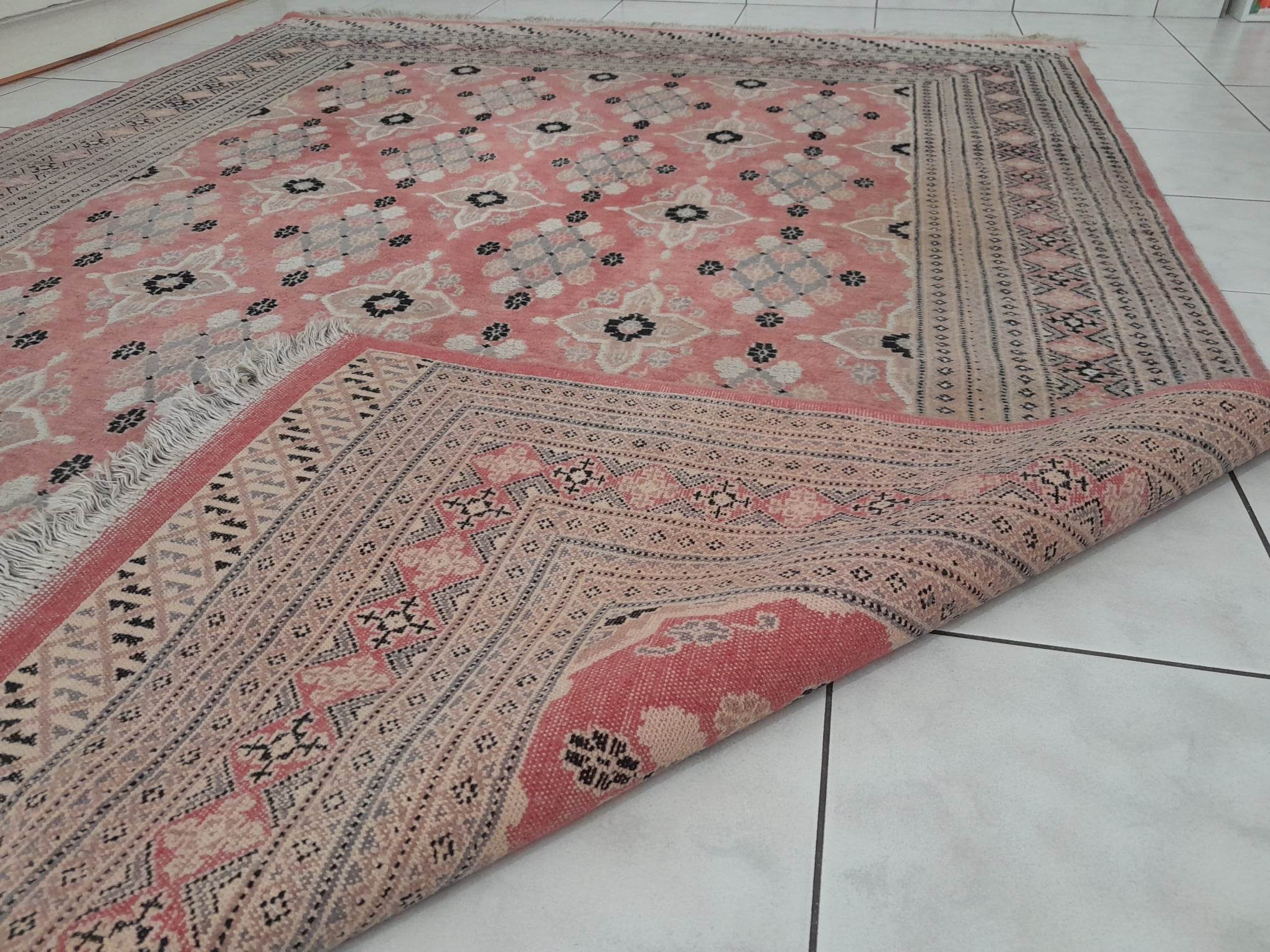 Handmade Pakistani rug 268x191cm
