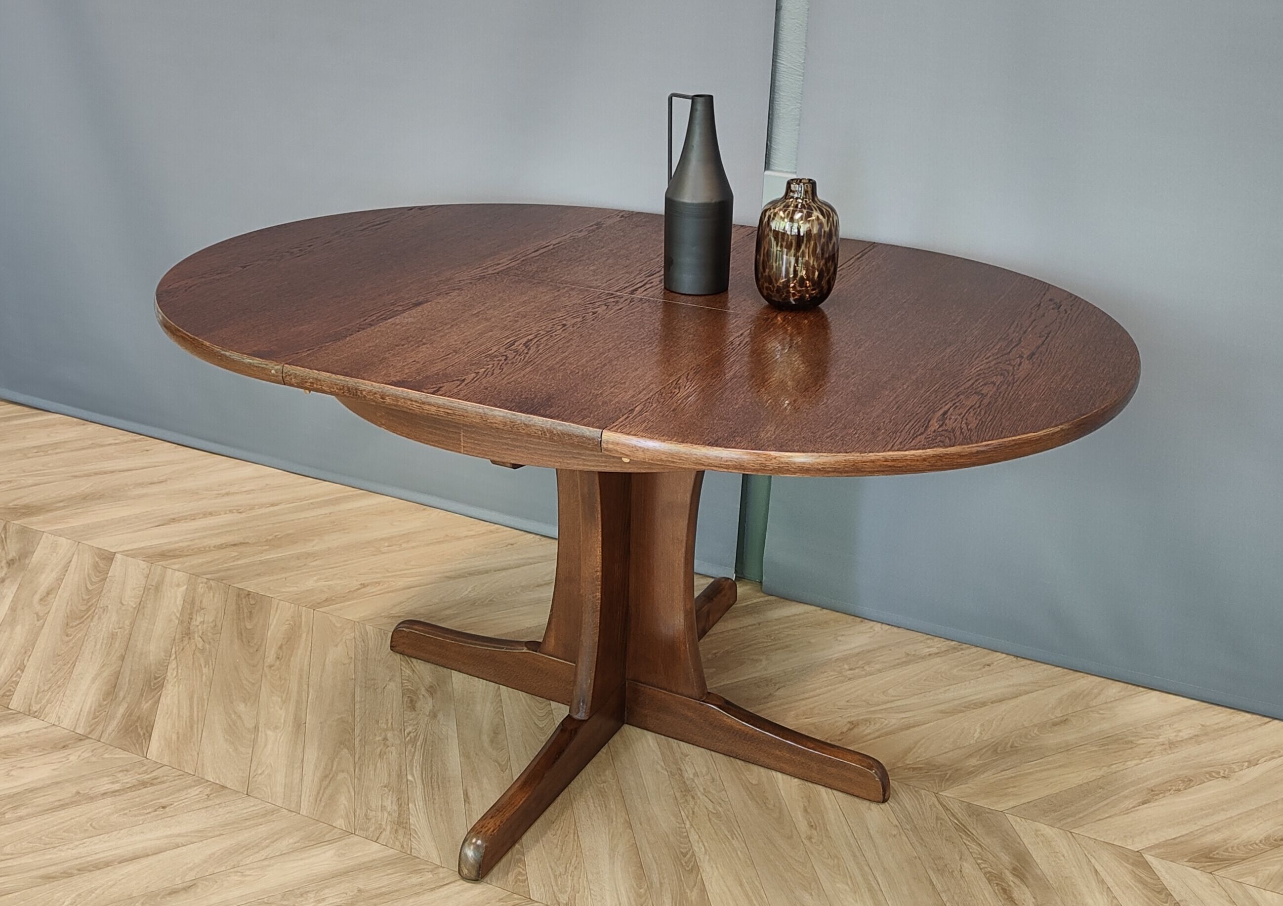 Mid-century extendable dining table