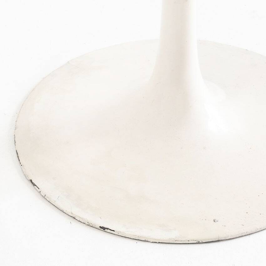 Vintage round table with tulip foot by Maurice Burke for Arkana. Aluminum + lacquered wood. United Kingdom, 60