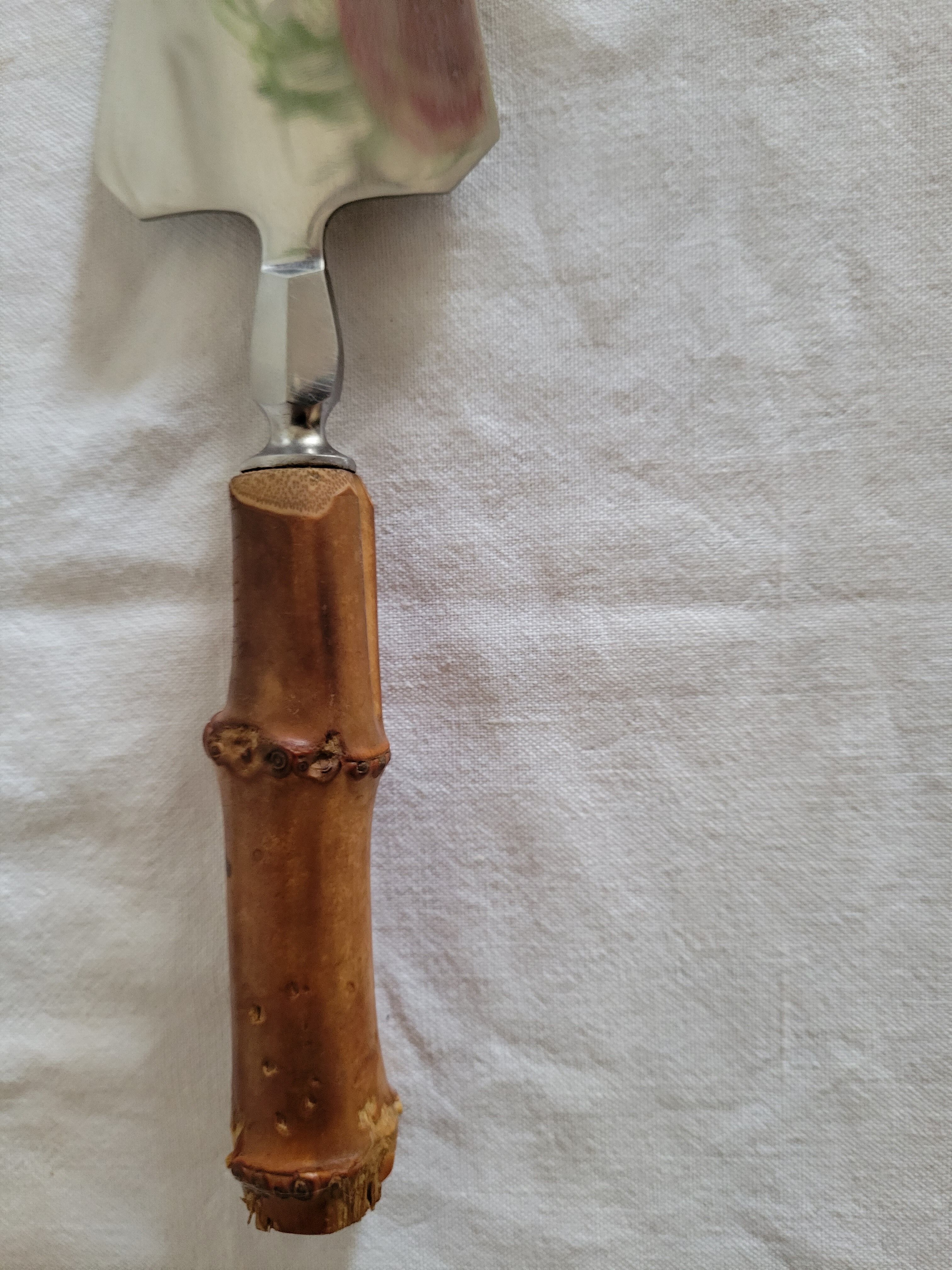 Pie shovel with bamboo handle
