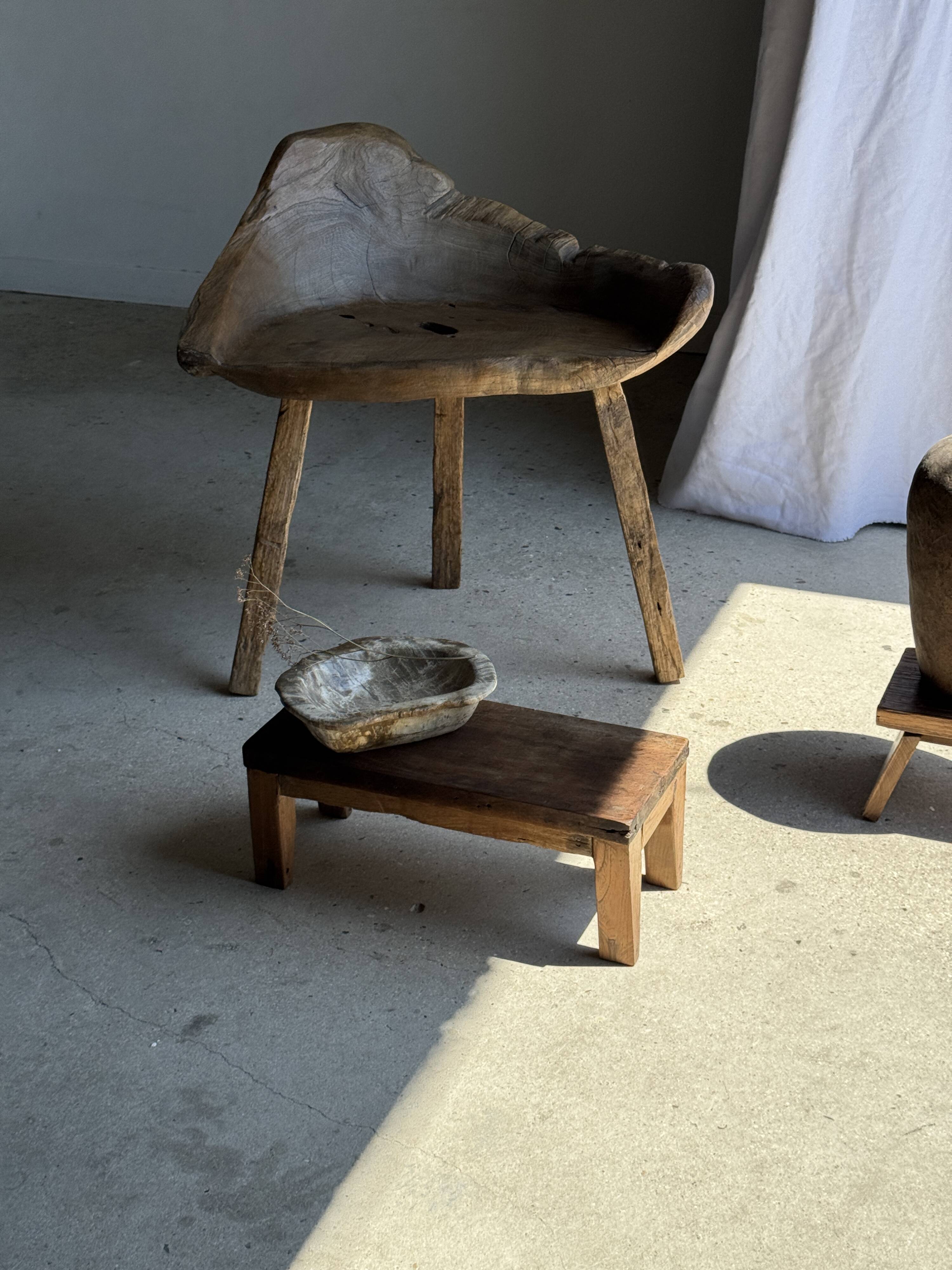 Petit banc en teck ancien rectangulaire quadripode d'Indonésie H20 L45