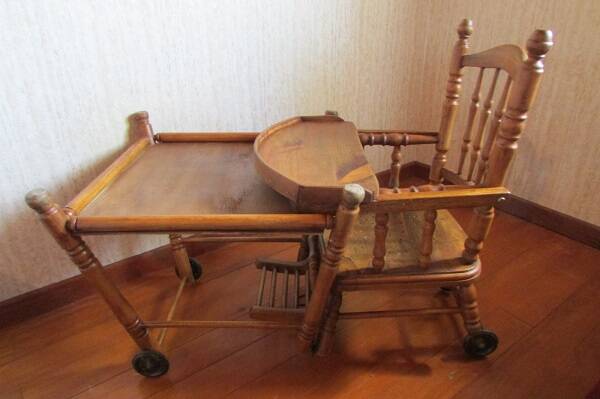Chaise haute d'enfant , en bois , début 20ème