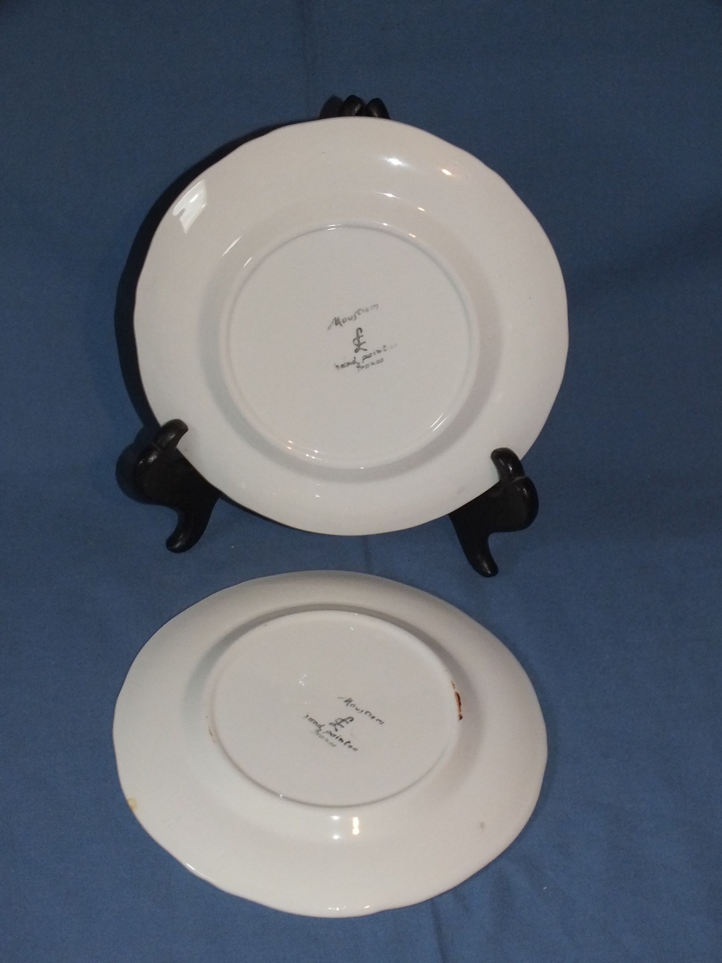 Pair of plates Moustiers décor to musician