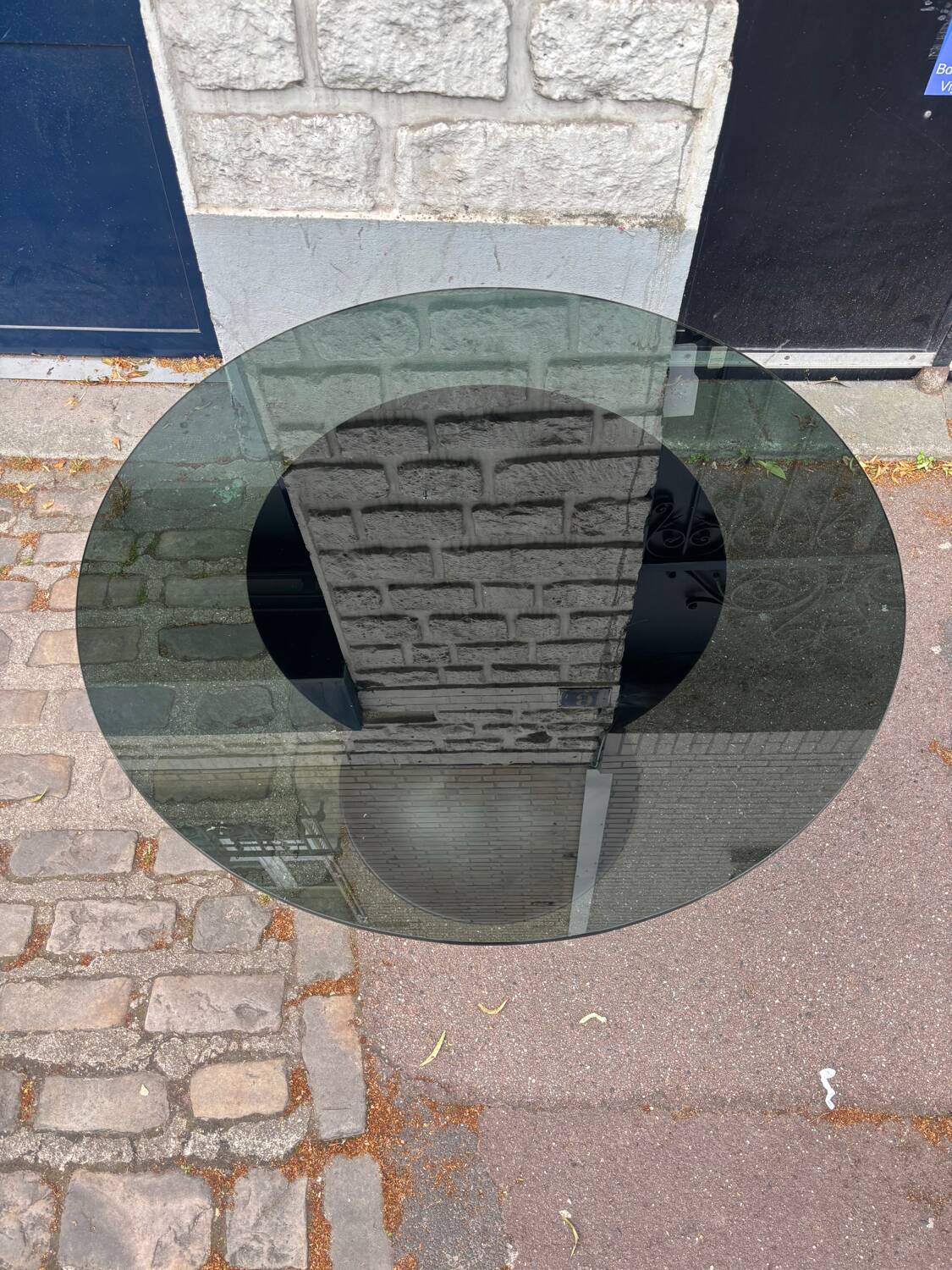 Round table with tulip base