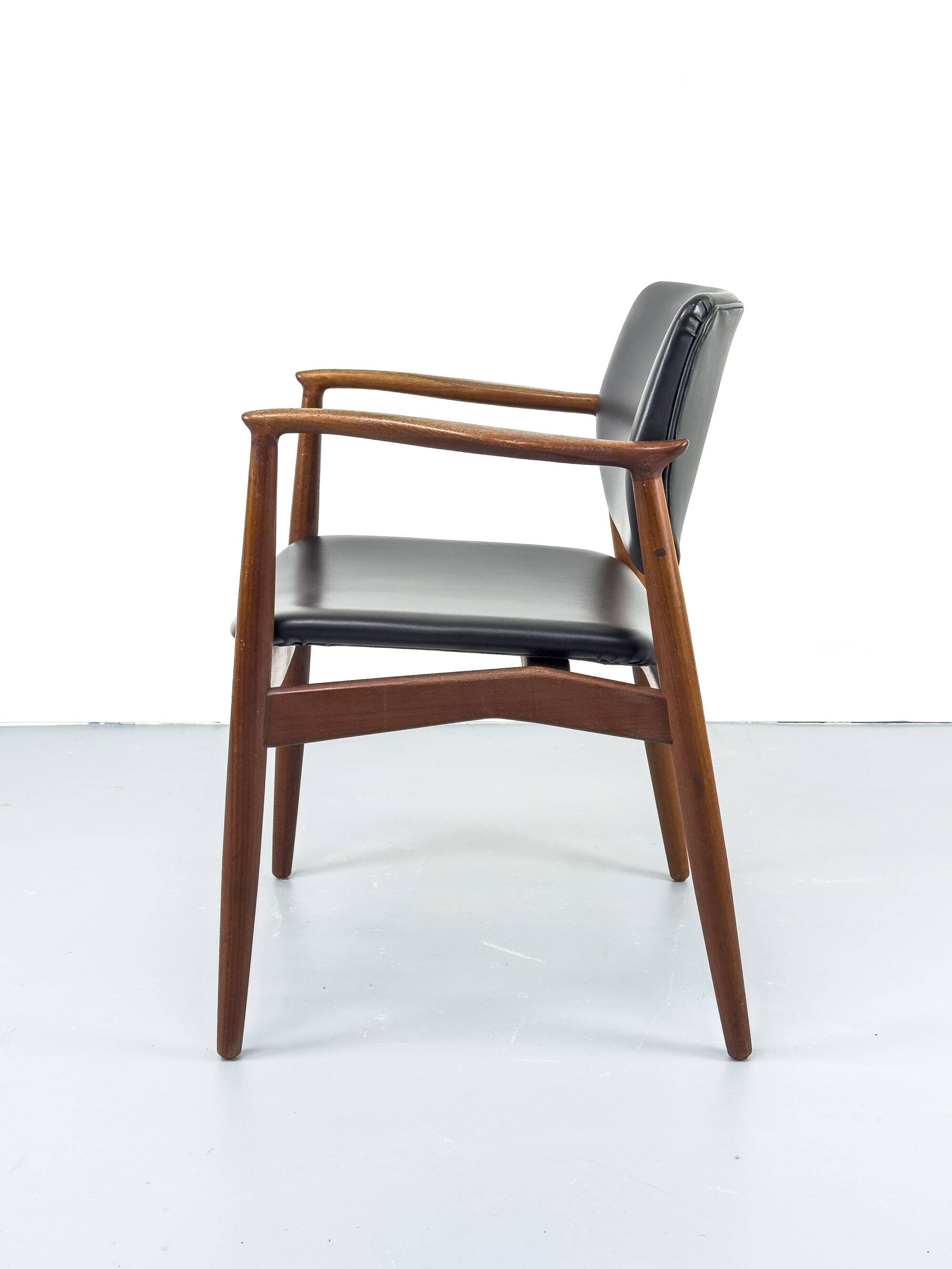 Fauteuil en teck danois par Erik Buch pour Ørum Møbelfabrik, années 1960.