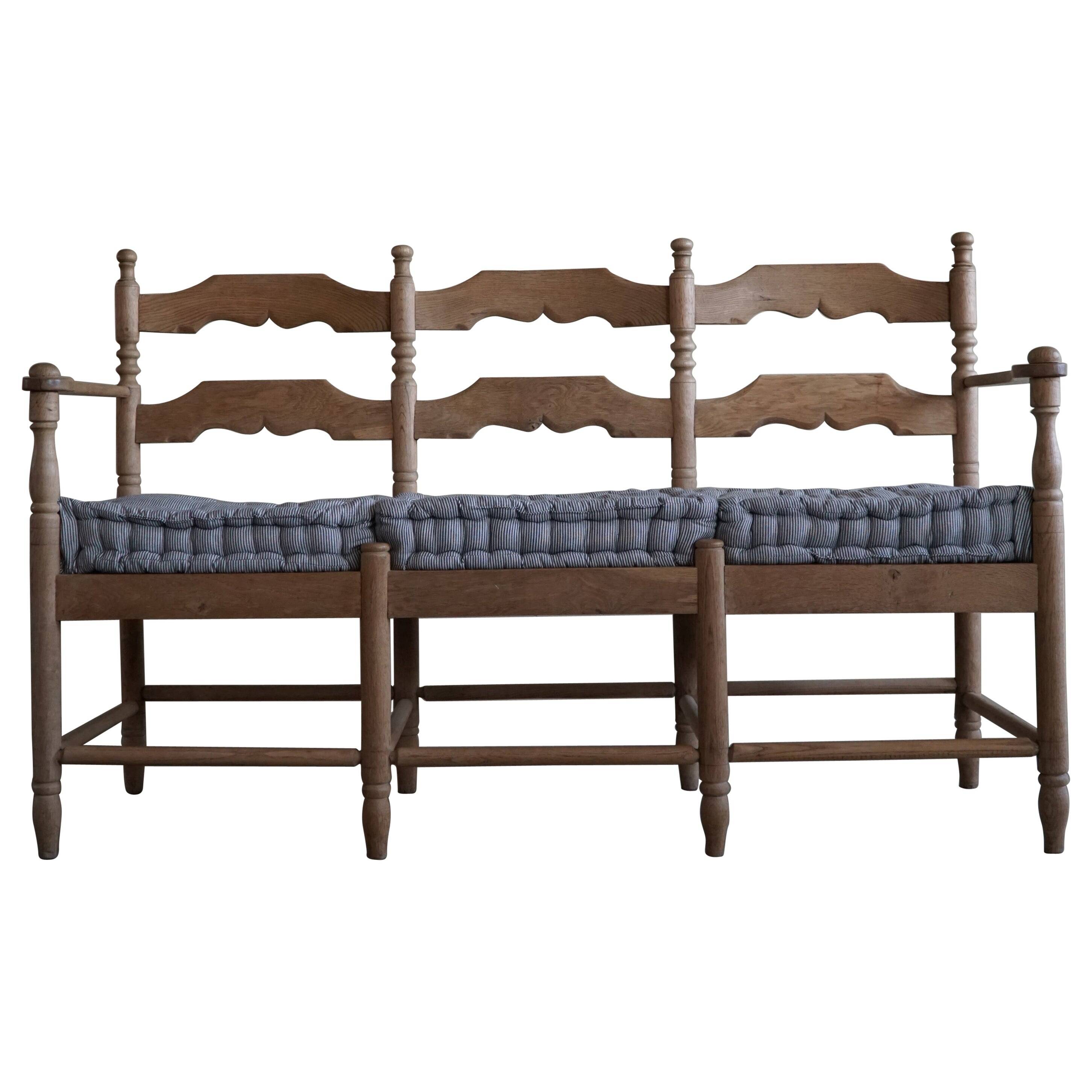 Sofa / Sculptural Danish modern three-seater Scandinavian bench, made by Hans Dau, 1950s.