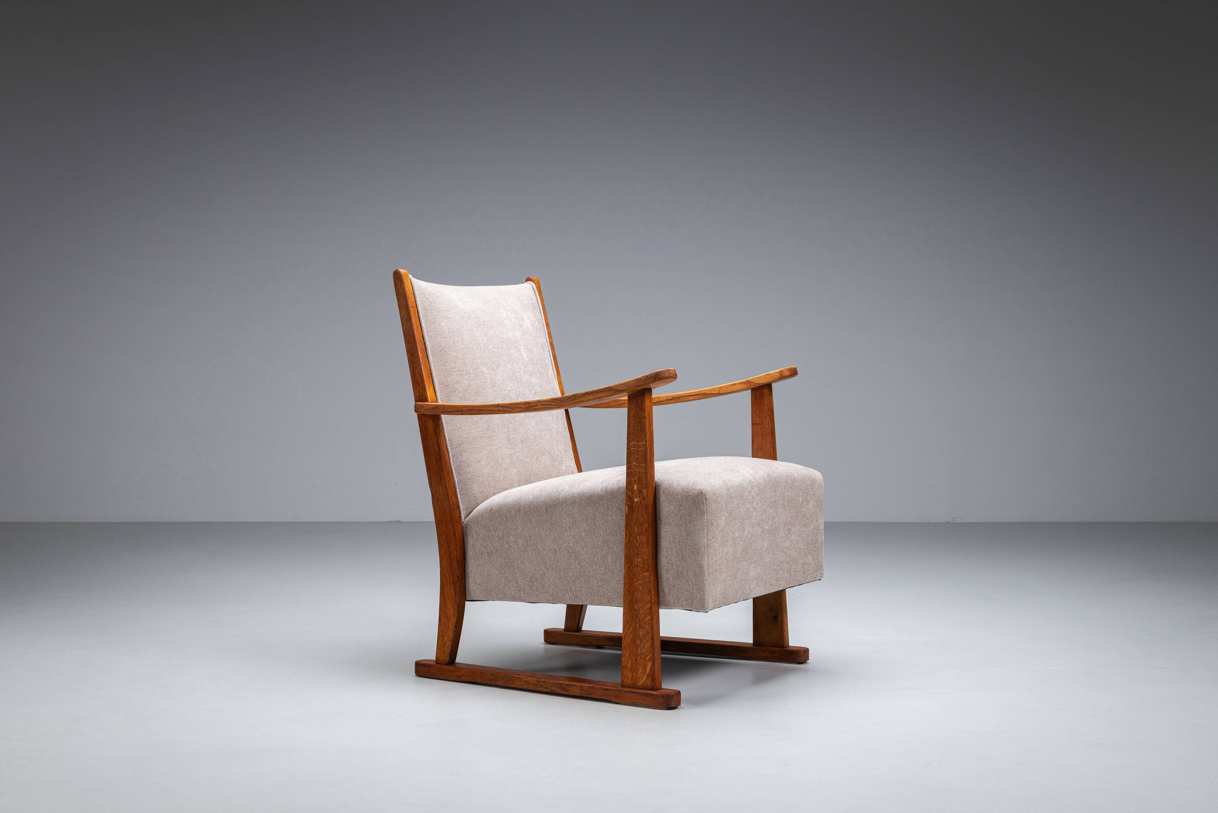 Oak armchair with curved armrests