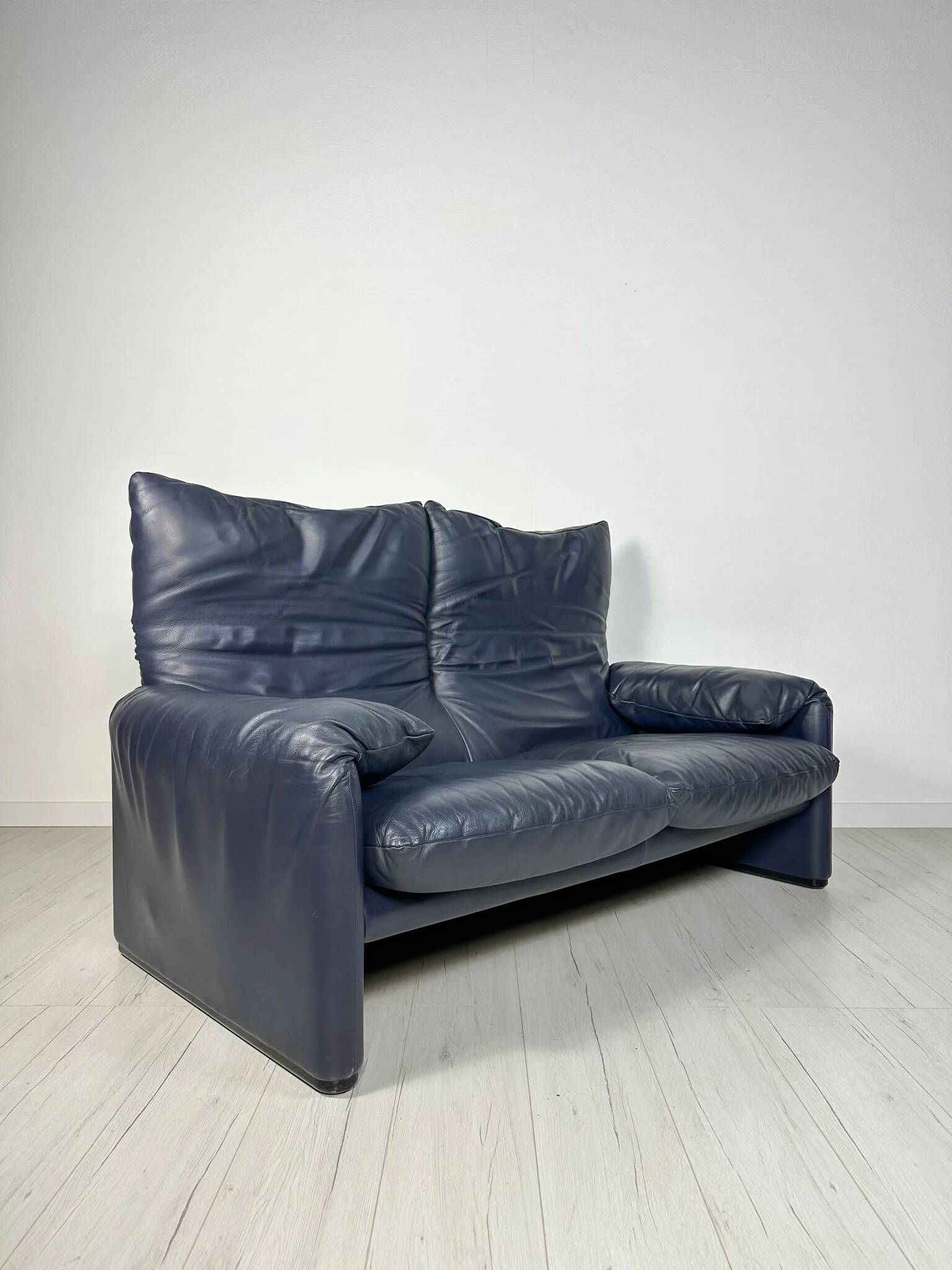 Vintage Maralunga 2-seater leather sofa from the 1980s by Vico Magistretti for Cassina.