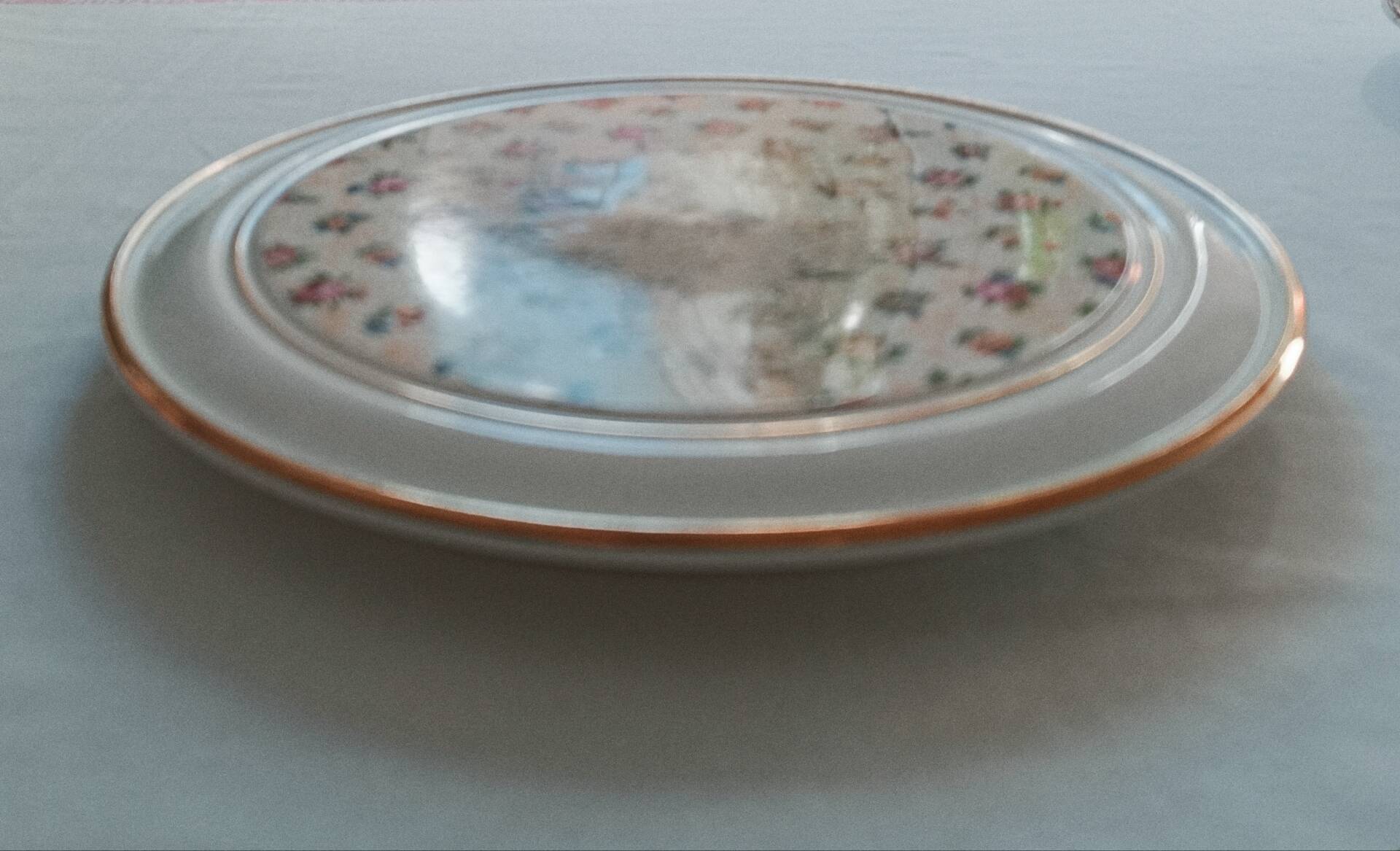 Vintage round trivet, ideal for adding a romantic touch.