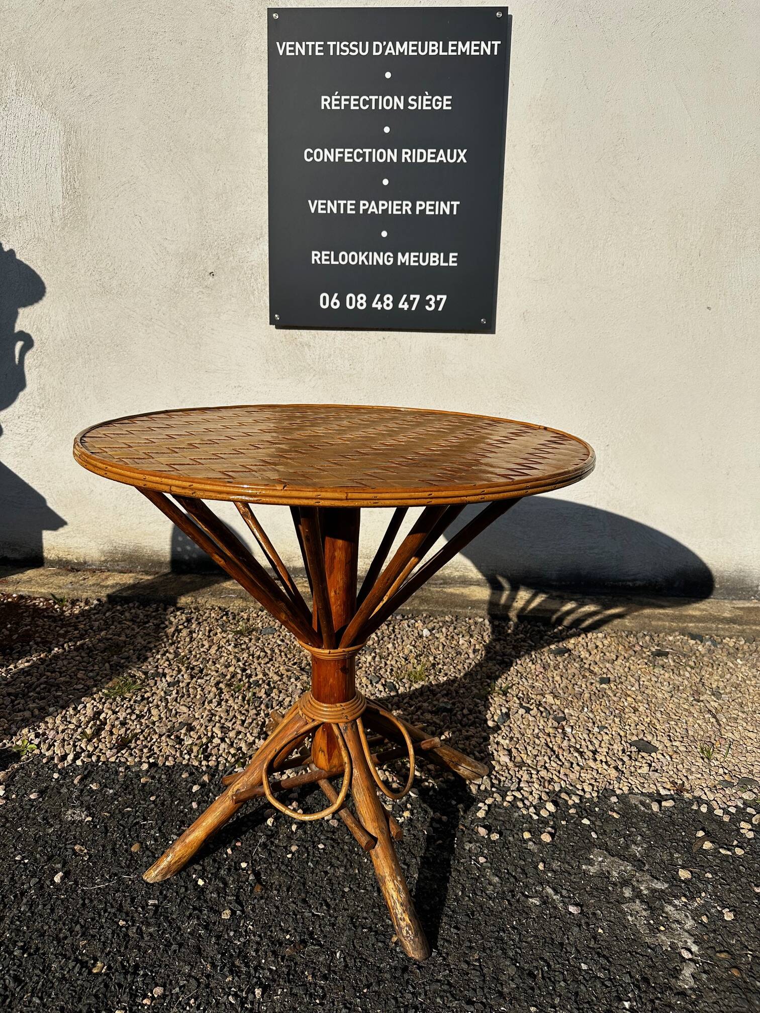 Rattan and chestnut living room