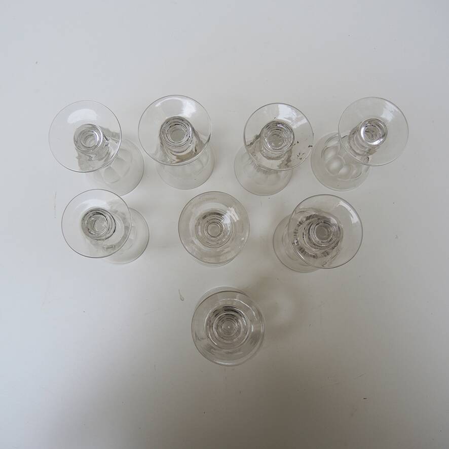 8 anciens verres à pied en cristal de style Caton