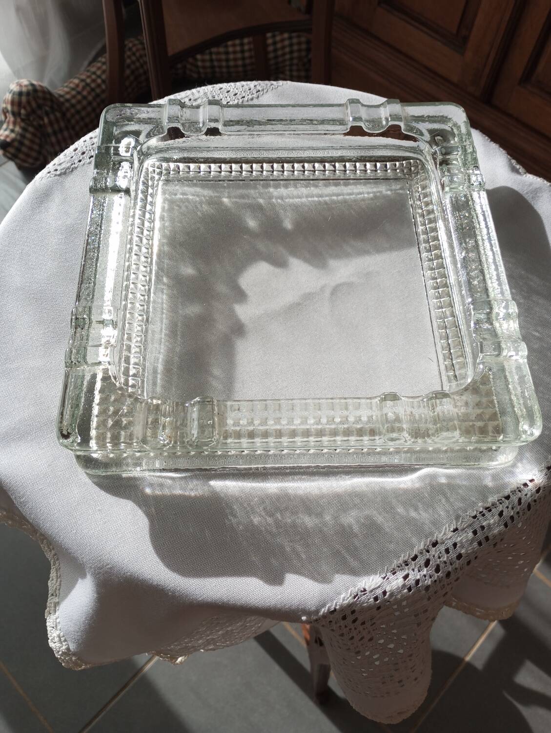 Square glass ashtray / empty pocket