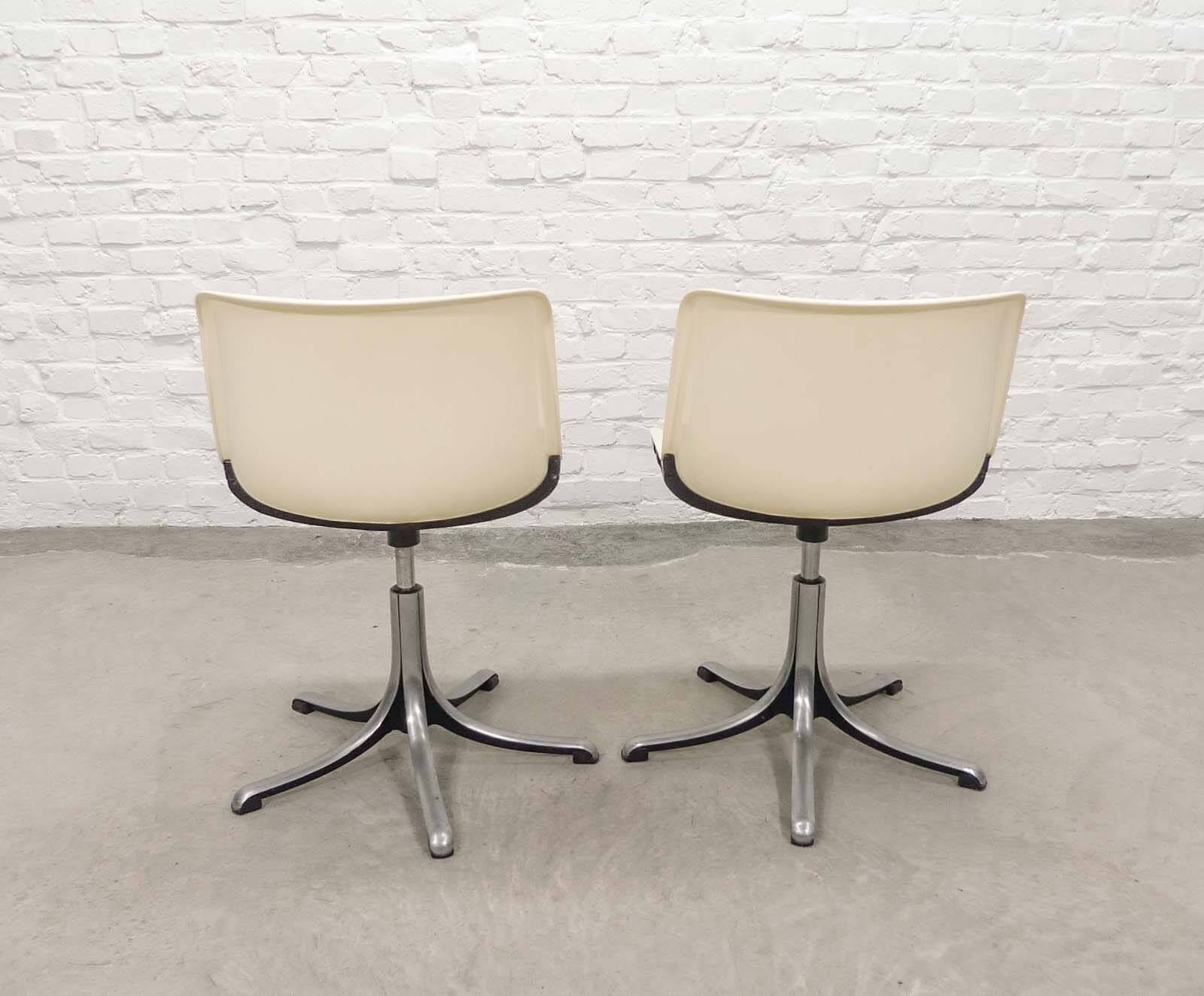 White Osvaldo Borsani 'Modus' Fiberglass and Aluminium Desk Side Chairs 70s