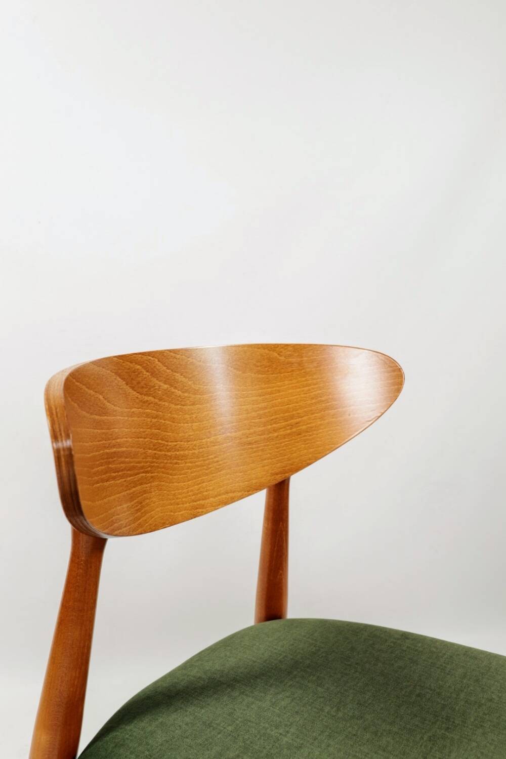 Scandinavian design dining room chairs in green velvet, set of 4