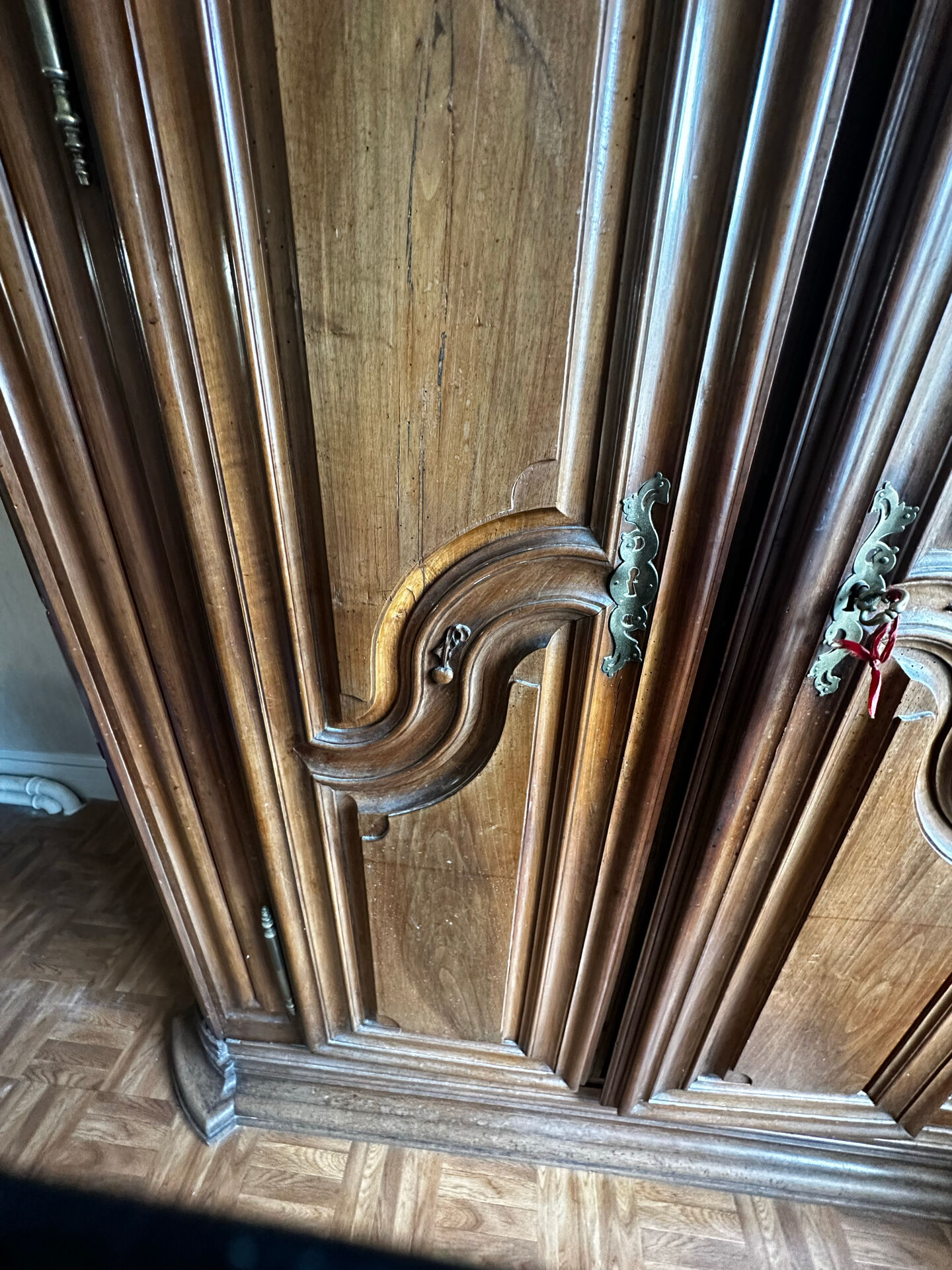 Large Alsatian Louis XV wardrobe in solid walnut – 18th century