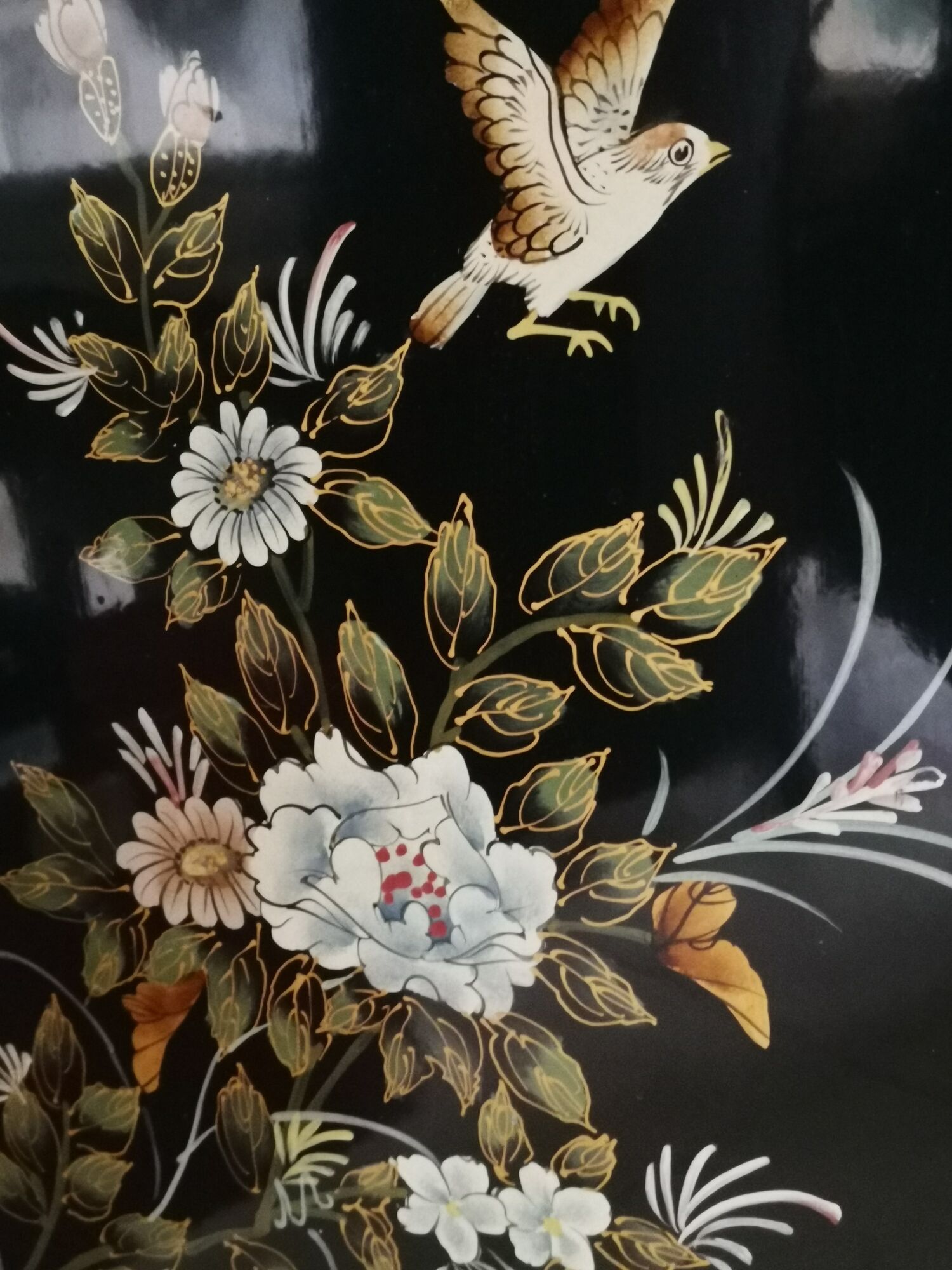 Buffet of black and gold laqué Chinese storage with relief subjects decorated flowers painted birds