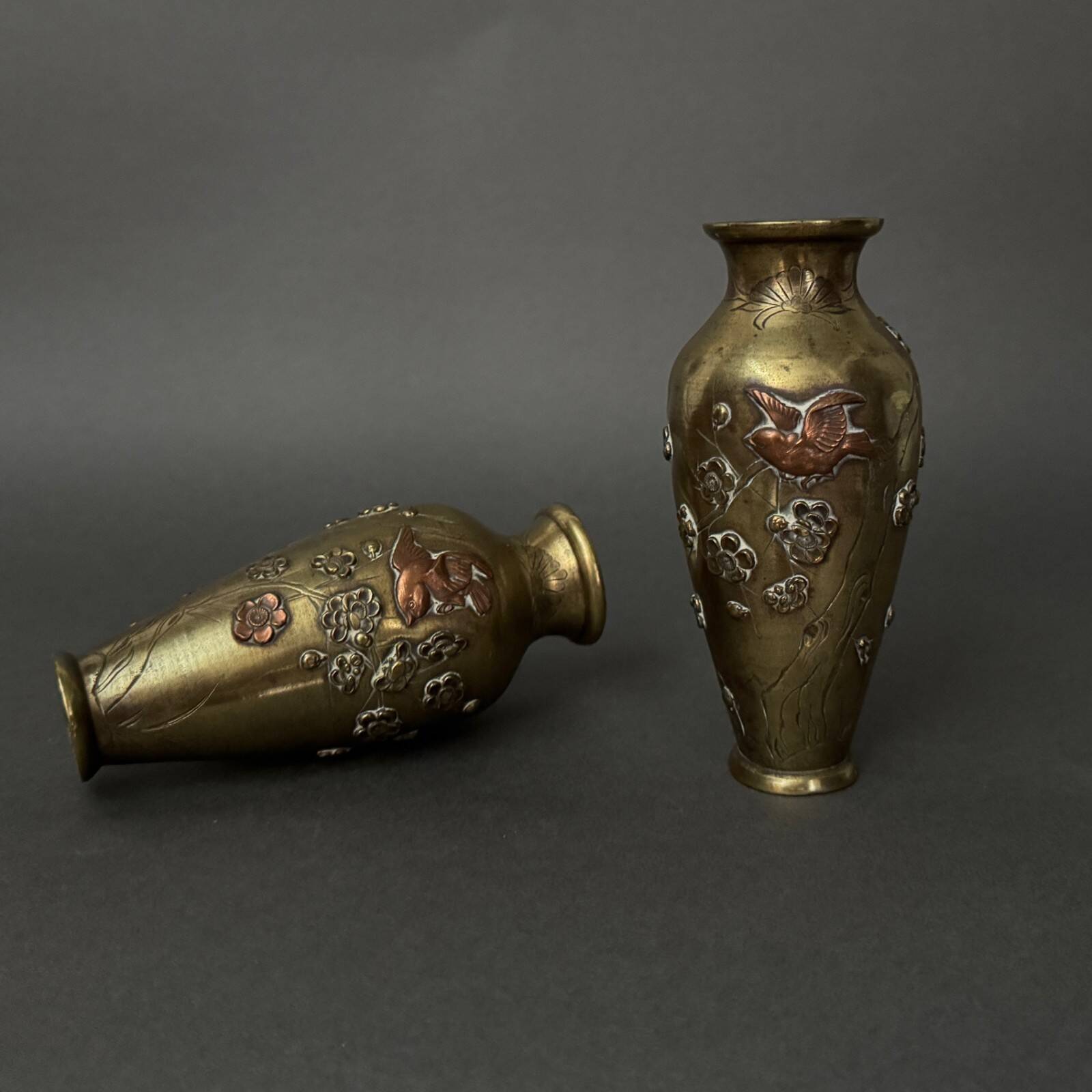 Pair of Japanese vases in chiselled bronze with inlaid bird decoration.