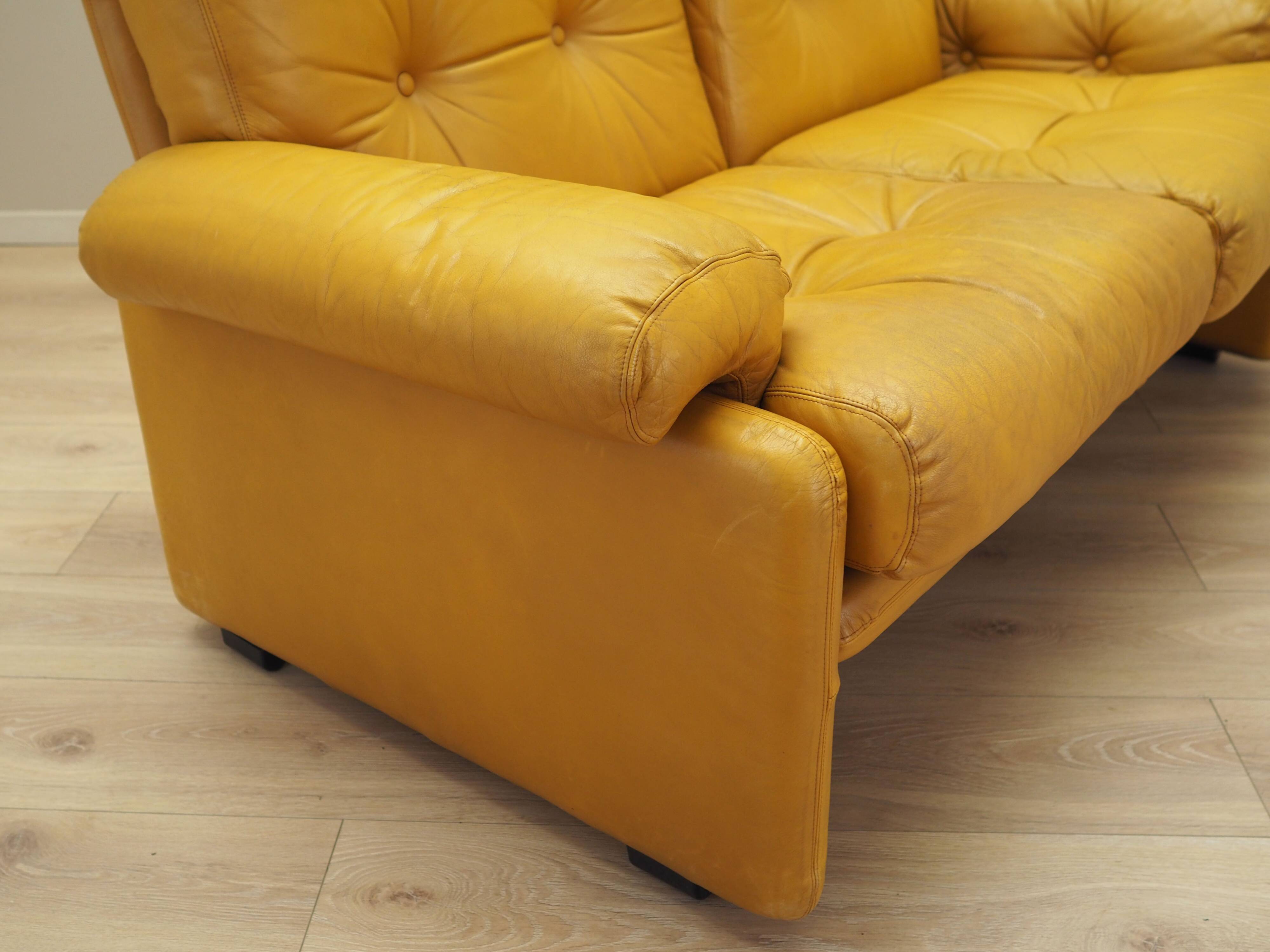 Canapé en cuir jaune, design italien, années 1960, fabricant : B&B Italia, design