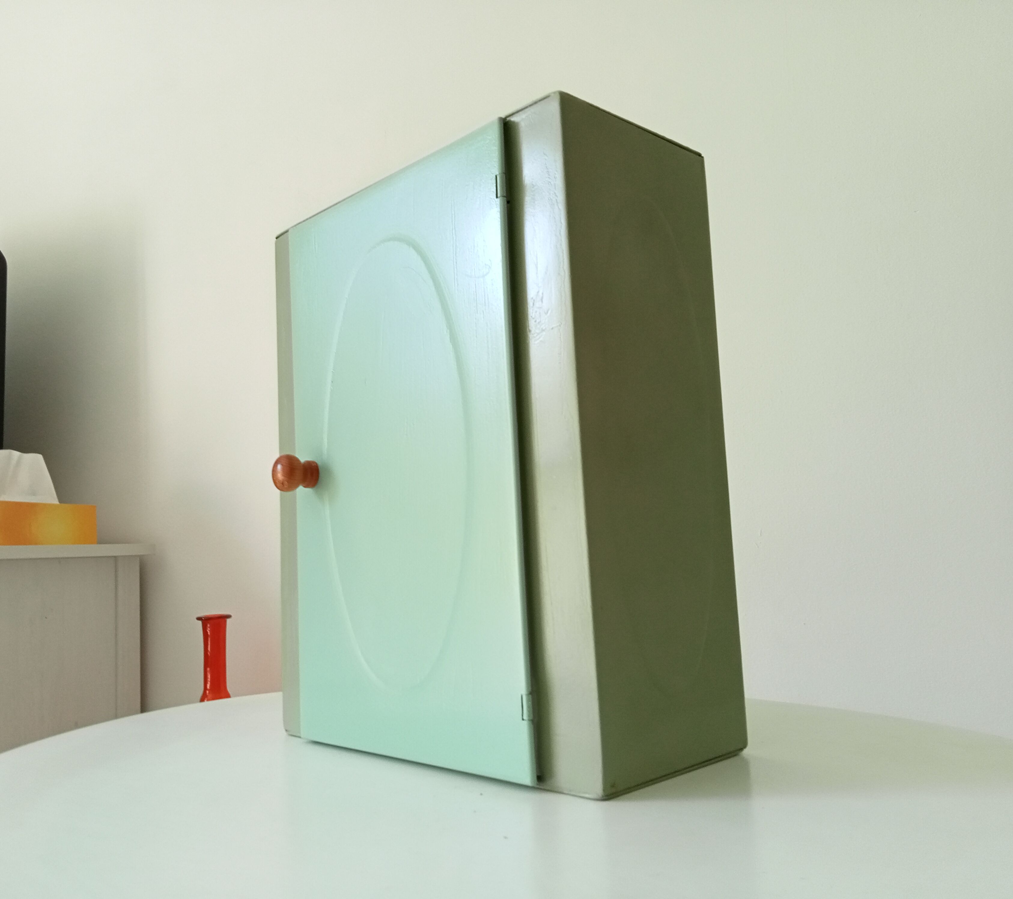 Vintage metal medicine cabinet 60s/70s