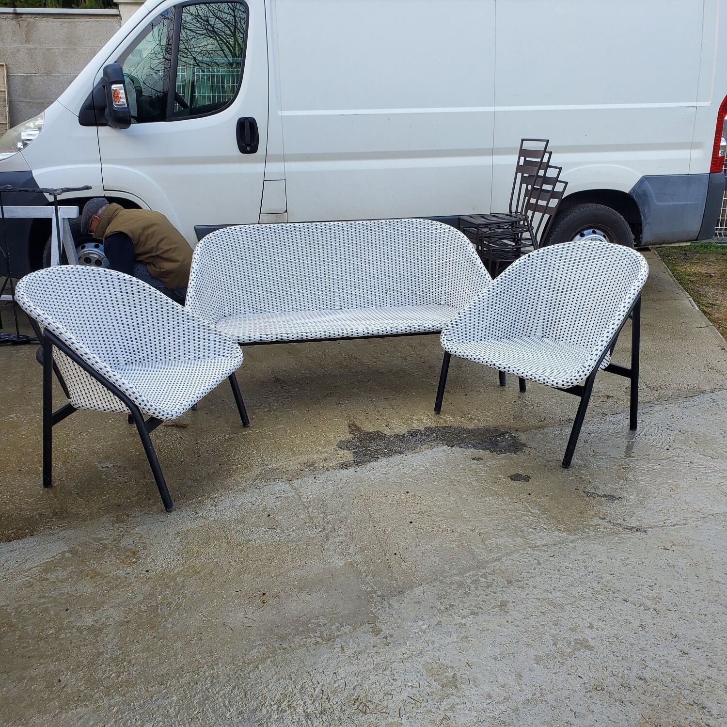 Black and white garden lounge