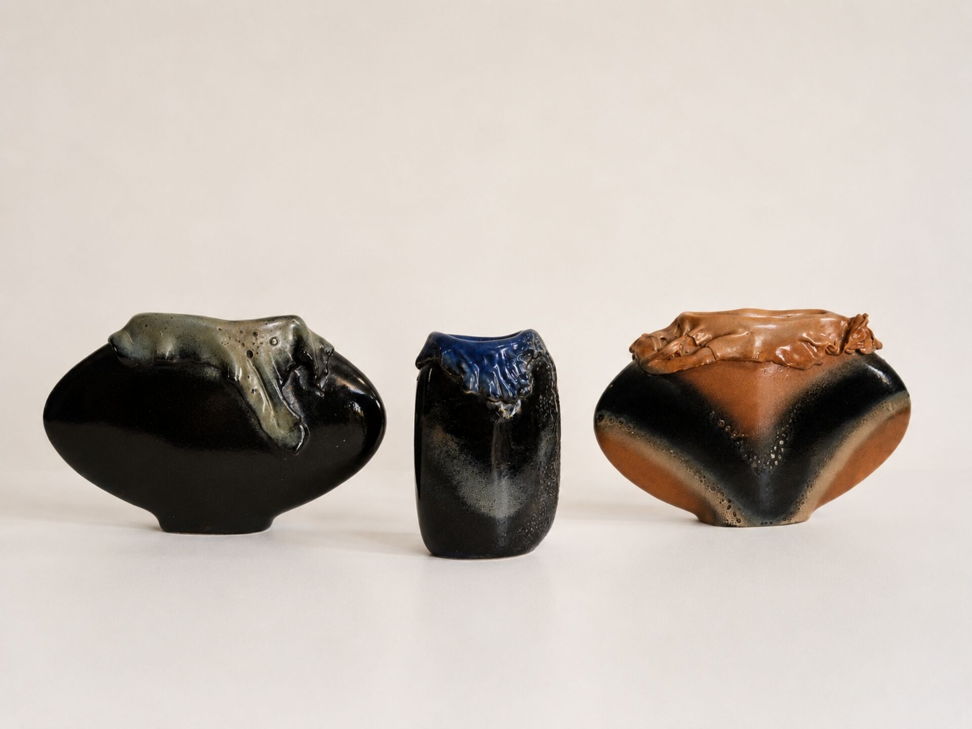 Sculptural glazed ceramic vase – Set of 3 pieces