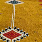 Tapis kilim jaune moutarde à motifs berbères multicolores
