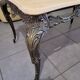 Table en marbre et laiton