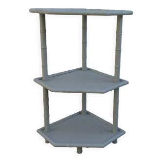 Corner shelf in bamboo, enhanced with a grey-green finish.