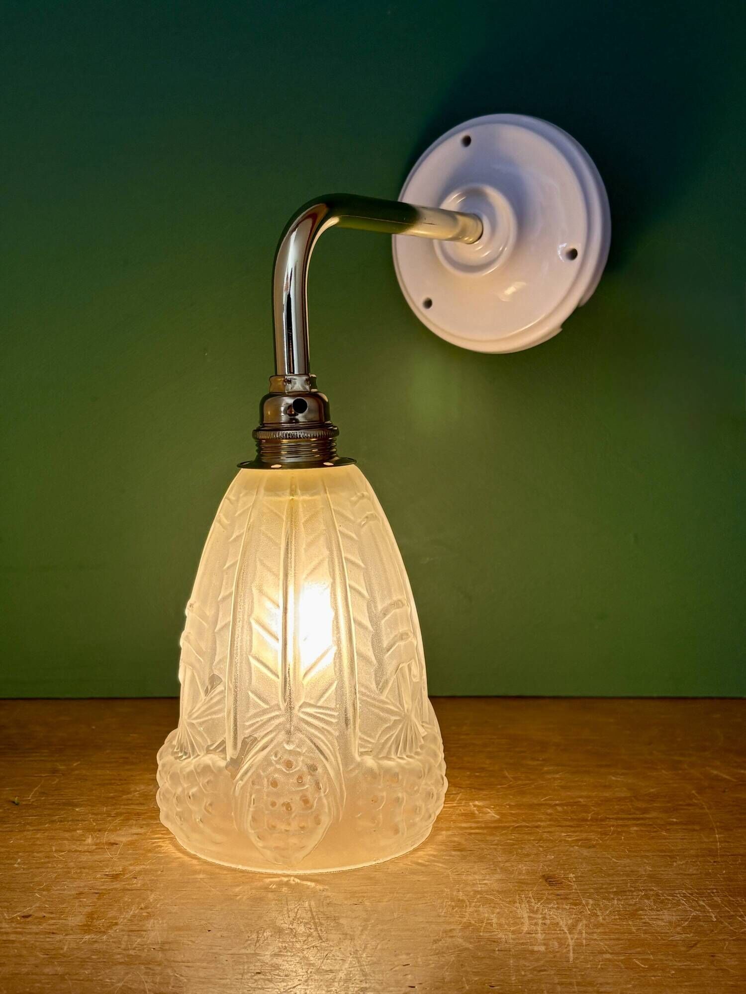 Curved tulip vintage Art Deco wall light in frosted glass